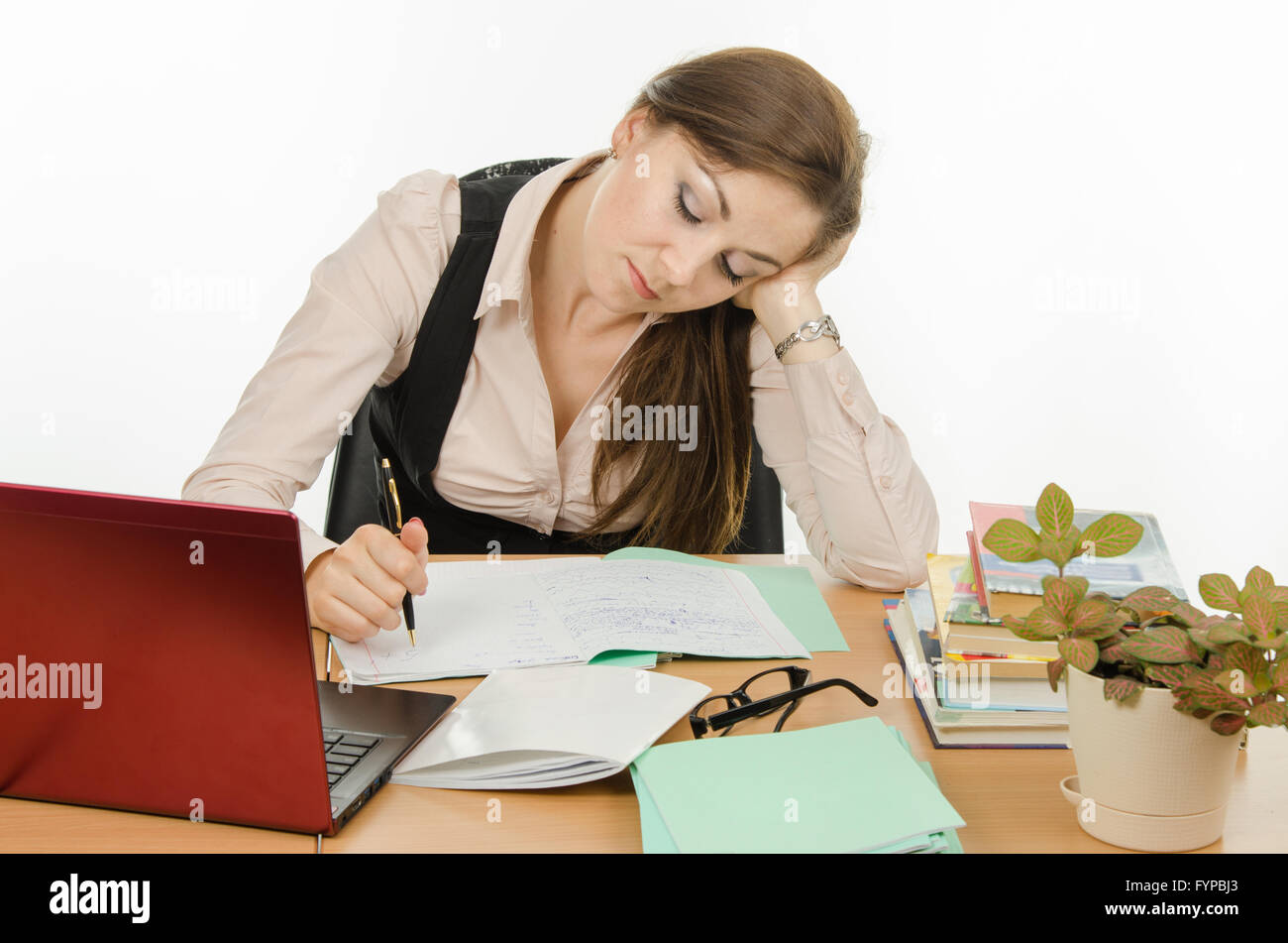 Insegnante controlla la concentrazione di studenti per notebook Foto Stock