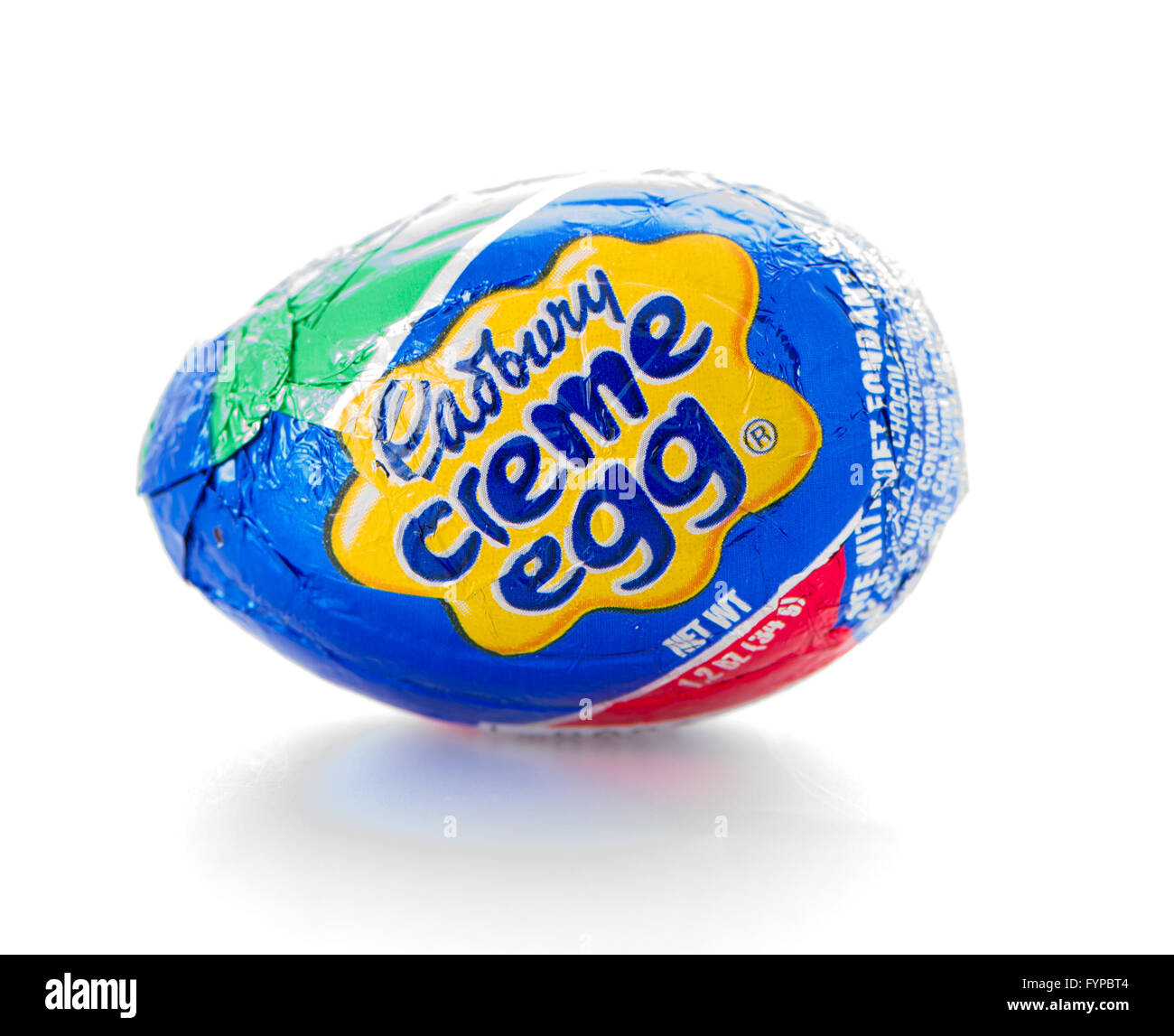 Winneconne, WI - 21 Febbraio 2015: singolo Cadbury creme uovo su uno sfondo bianco. Foto Stock