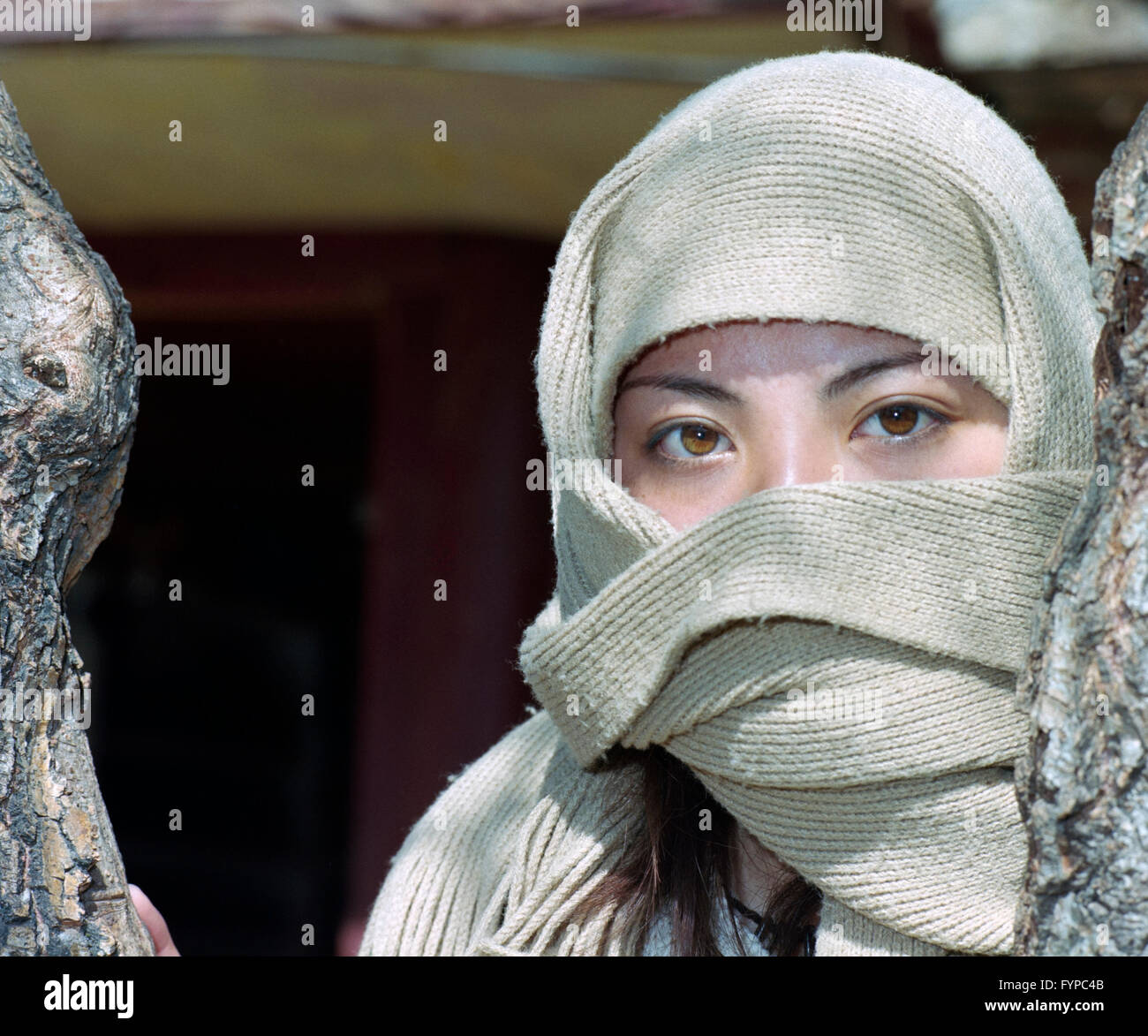 Giovani piuttosto turistica locale pone per foto in Cina Foto Stock