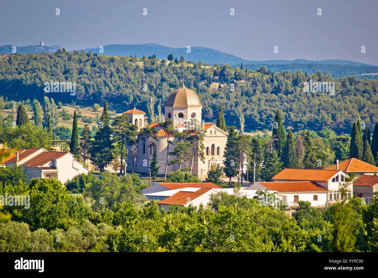 Città di Benkovac vista della chiesa. Foto Stock