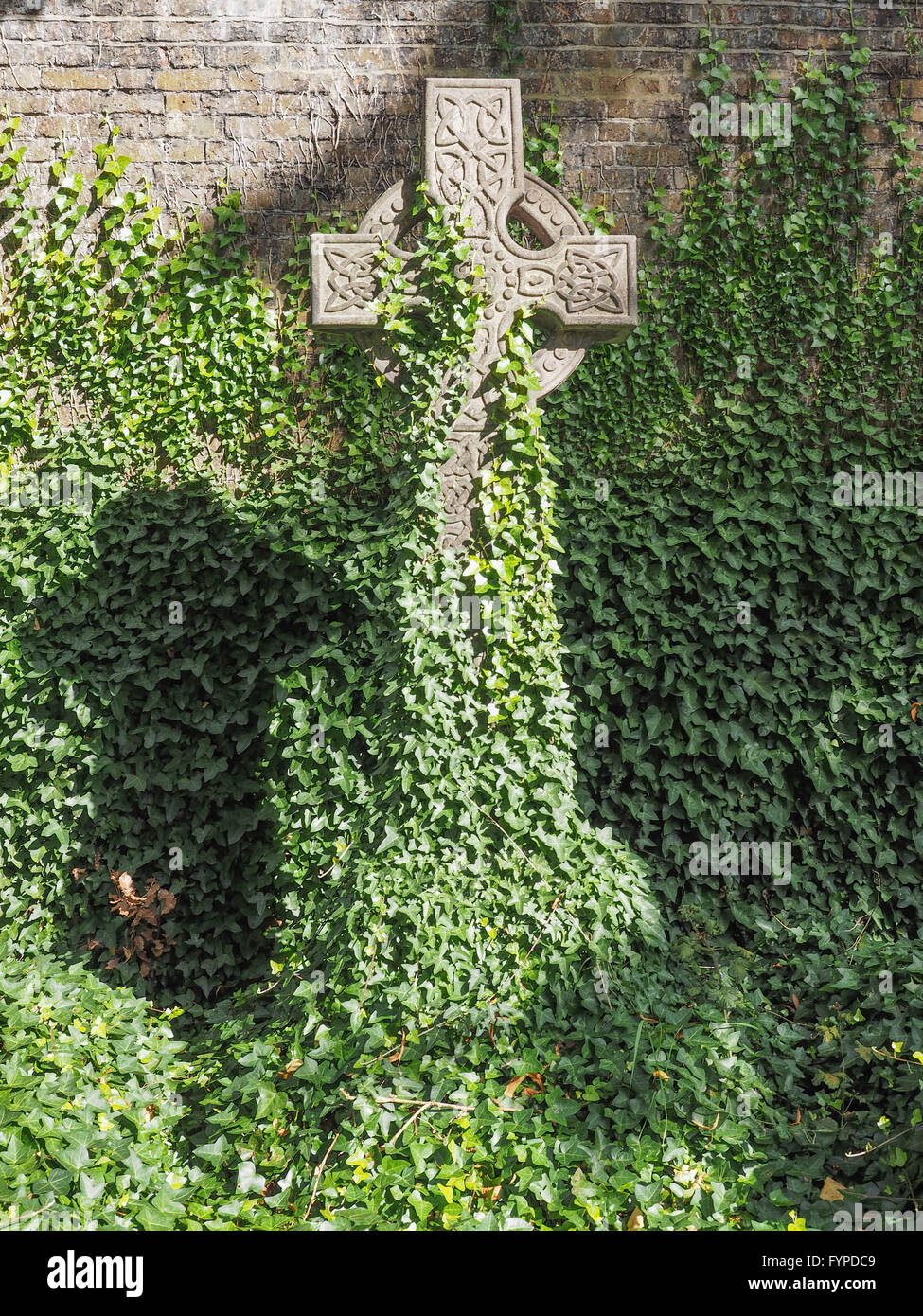 Tombe e croci al cimitero di Goth Foto Stock