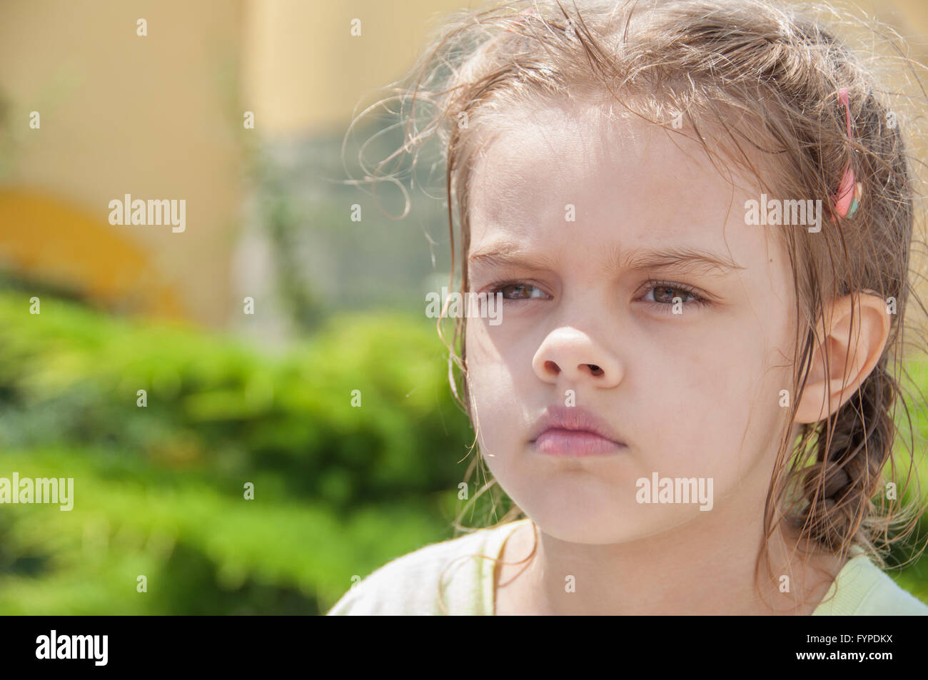 Ritratto di stanca ragazza con i capelli umidi Foto Stock