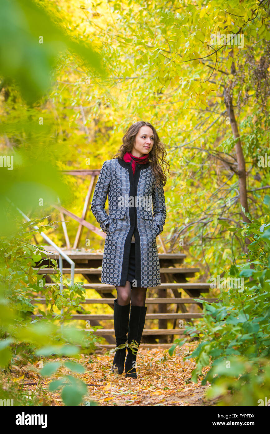 Ragazza camminare in autunno caldo giorno Foto Stock