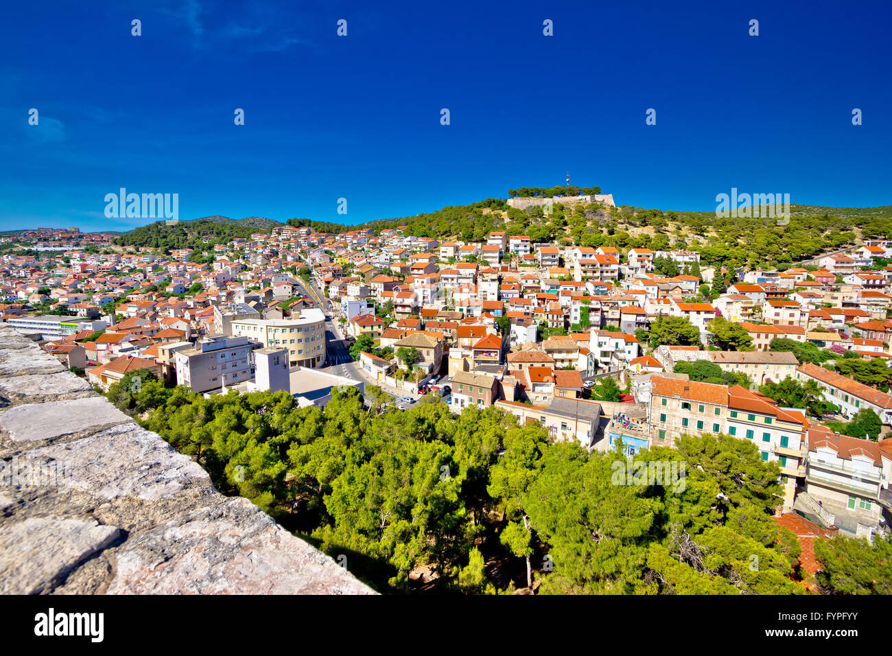 Città di Sibenik e la collina vista sulla fortezza Foto Stock