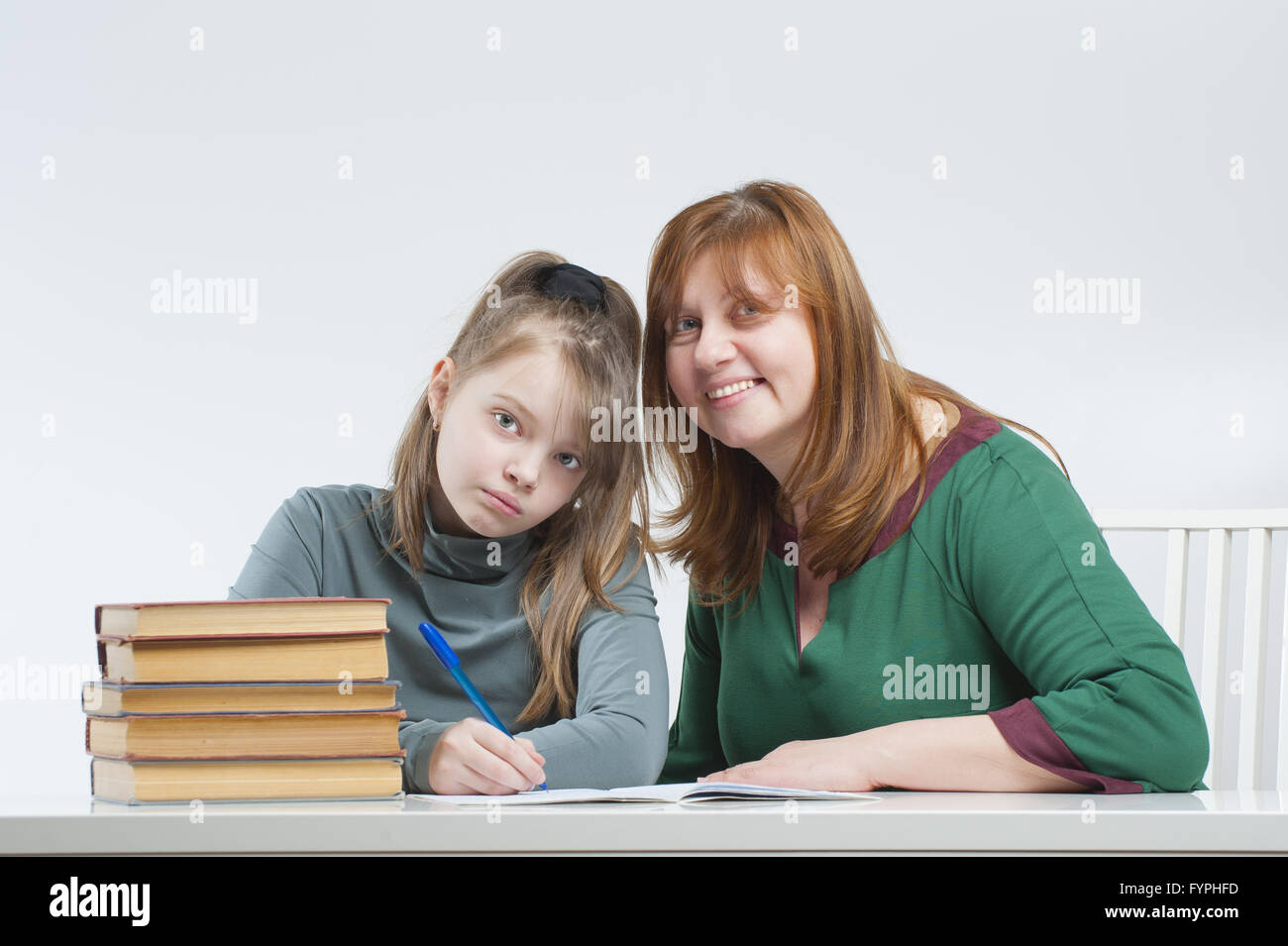 Donna con bambino a fare i compiti. Foto Stock