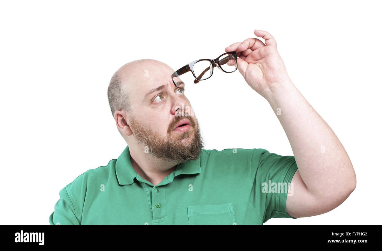 L'uomo guarda gli occhiali. Foto Stock