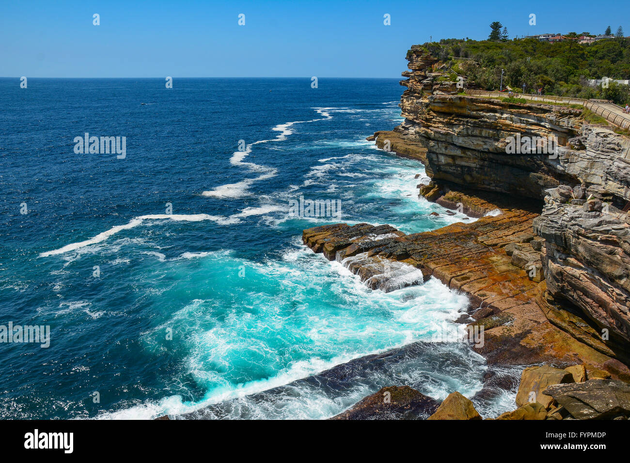 Rocciosa costa del mare con onde, Sydney, Nuovo Galles del Sud, Australia Foto Stock