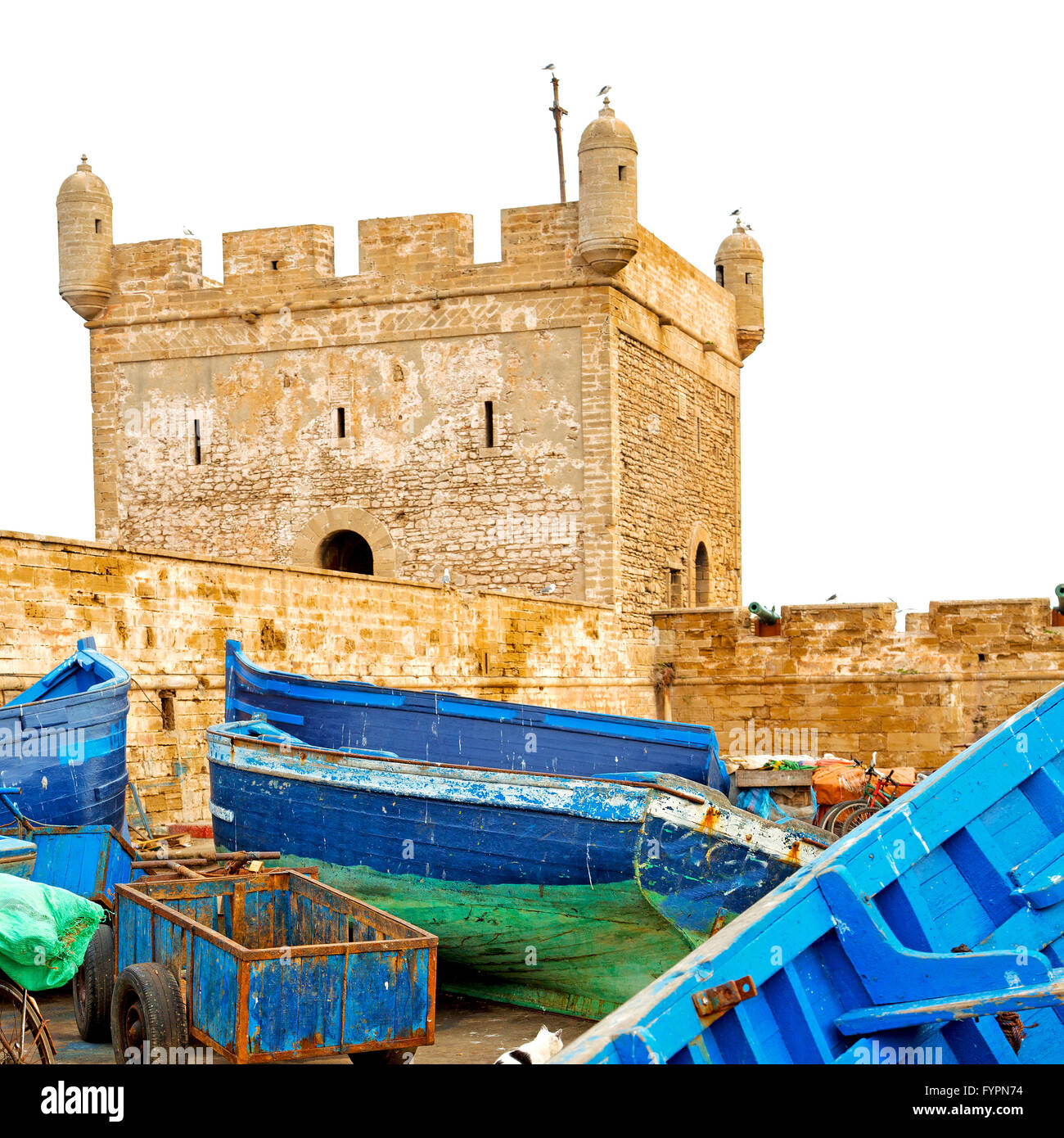 Barca e mare in africa marocco vecchio castello di mattoni marrone sky Foto Stock
