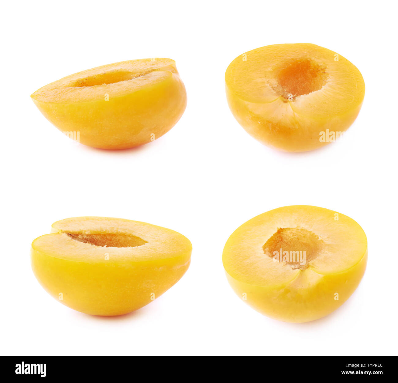 Tagliata aperta prugna metà isolato Foto Stock