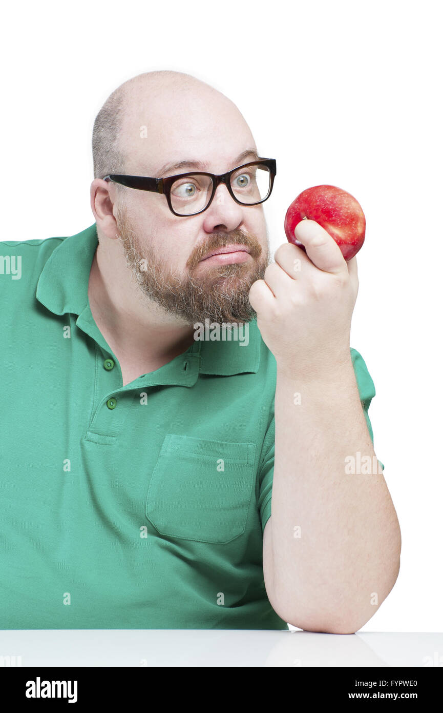 Funny Man guarda una mela rossa Foto Stock