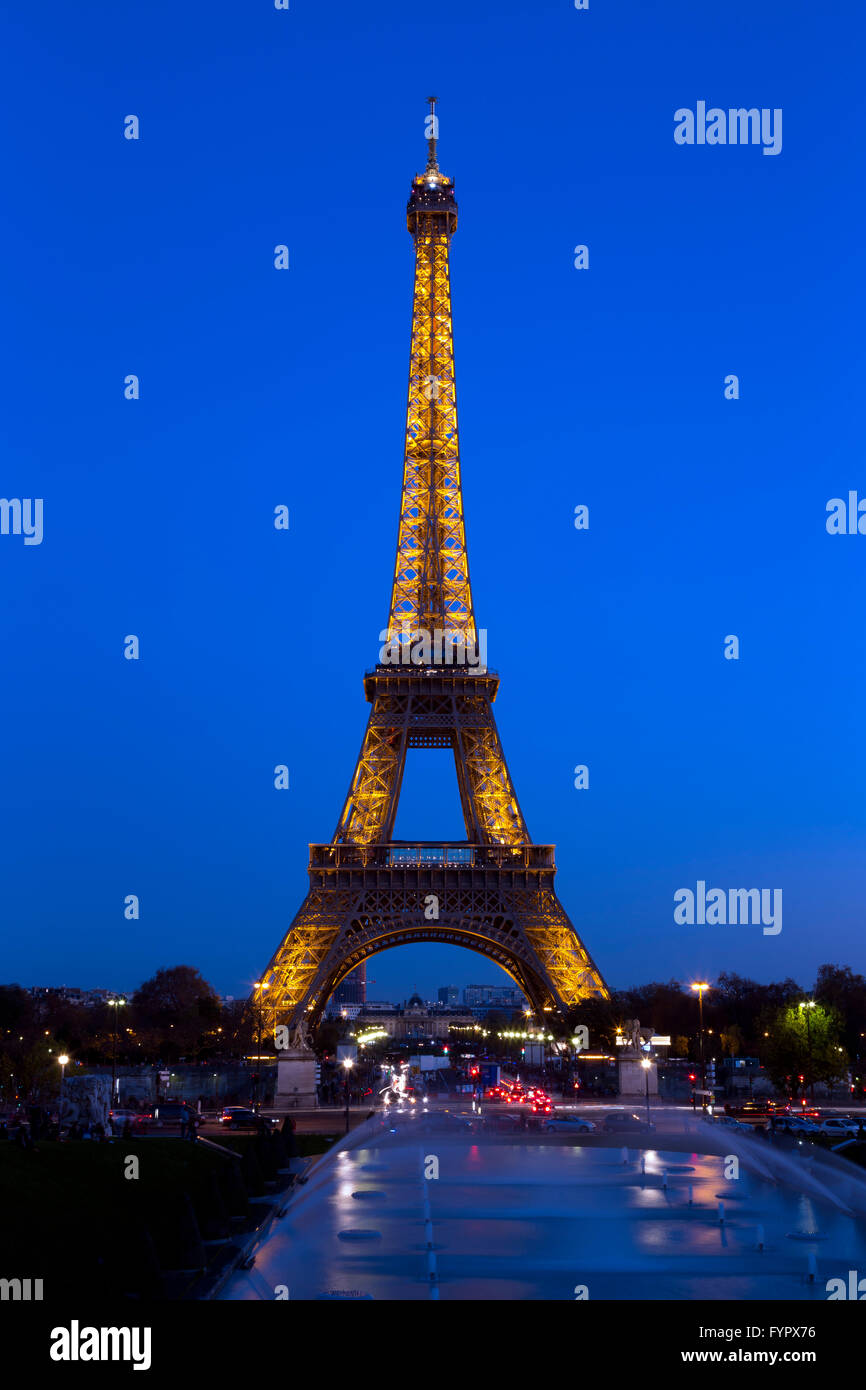 Torre Eiffel in sera, Parigi, Francia, Europa Foto Stock