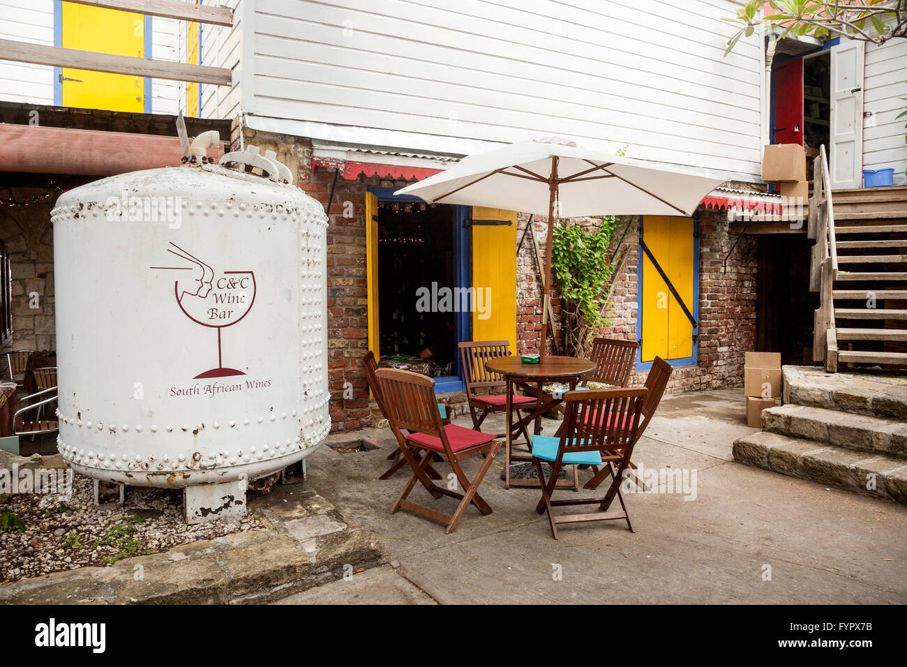 South African wine bar sull'isola caraibica di Saint Kitts. Foto Stock