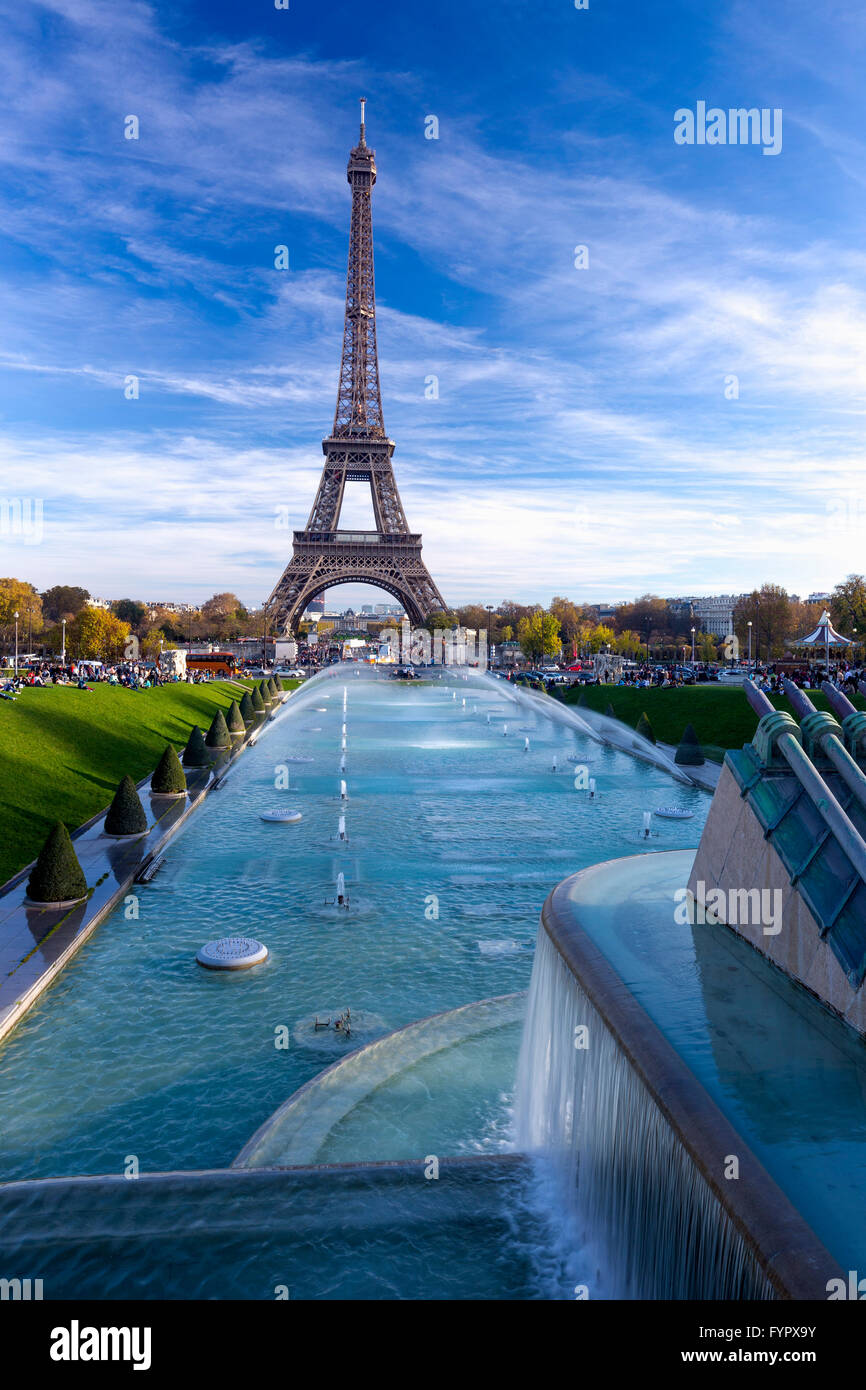 La Torre Eiffel e al Trocadero fontane in autunno, Parigi, Francia, Europa Foto Stock