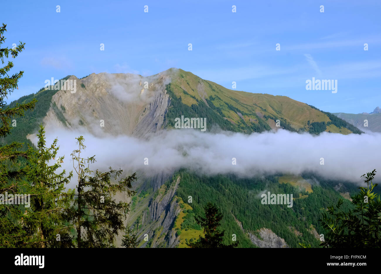 Cerca in orizzontale la formazione di nube che è mobile attraverso le montagne delle Alpi francesi Foto Stock