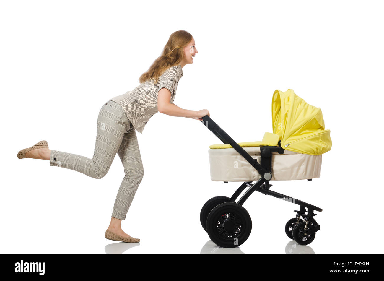 La donna con il bambino e la PRAM isolato su bianco Foto Stock