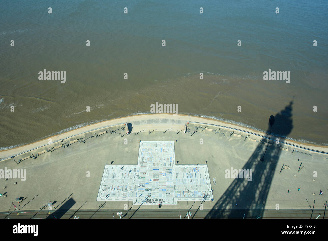 Vista dalla cima della torre di Blackpool guardando in giù sul tappeto di commedia, il lungomare e la spiaggia Foto Stock