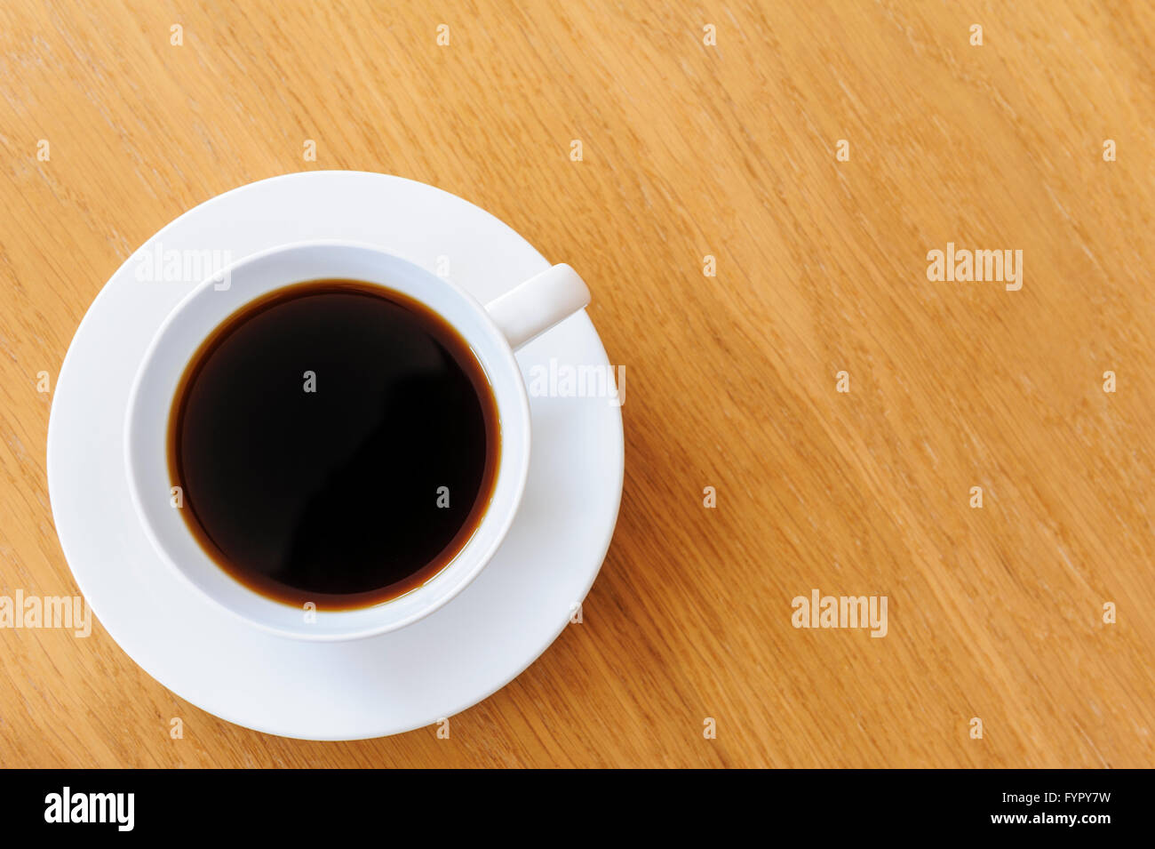 Vista aerea della tazza di caffè su una luce woodgrain tabella. Foto Stock