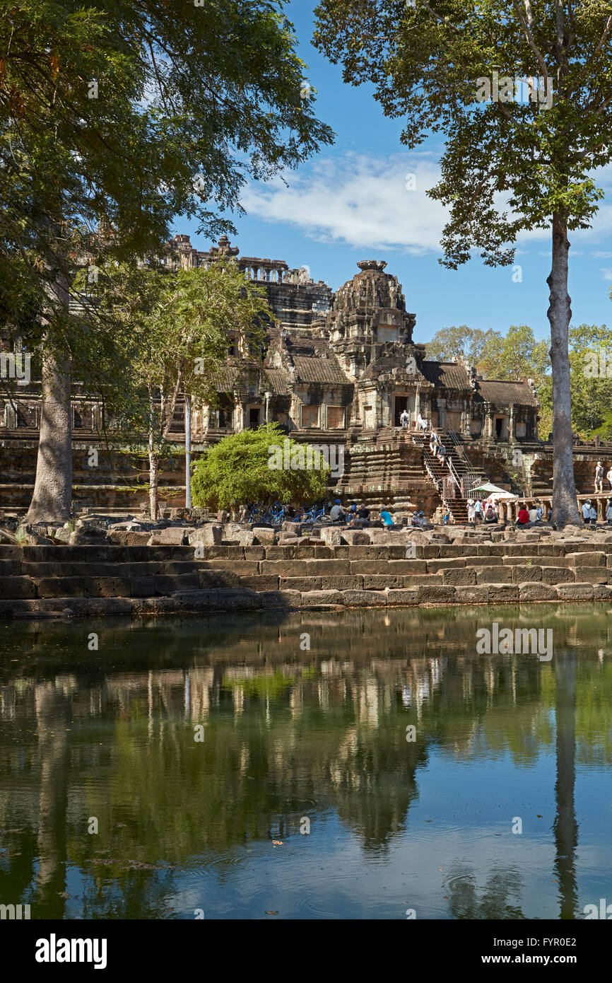 La piscina e il tempio Baphuon (XI secolo), Angkor Thom tempio complesso, Angkor Sito Patrimonio Mondiale, Siem Reap, Cambogia Foto Stock