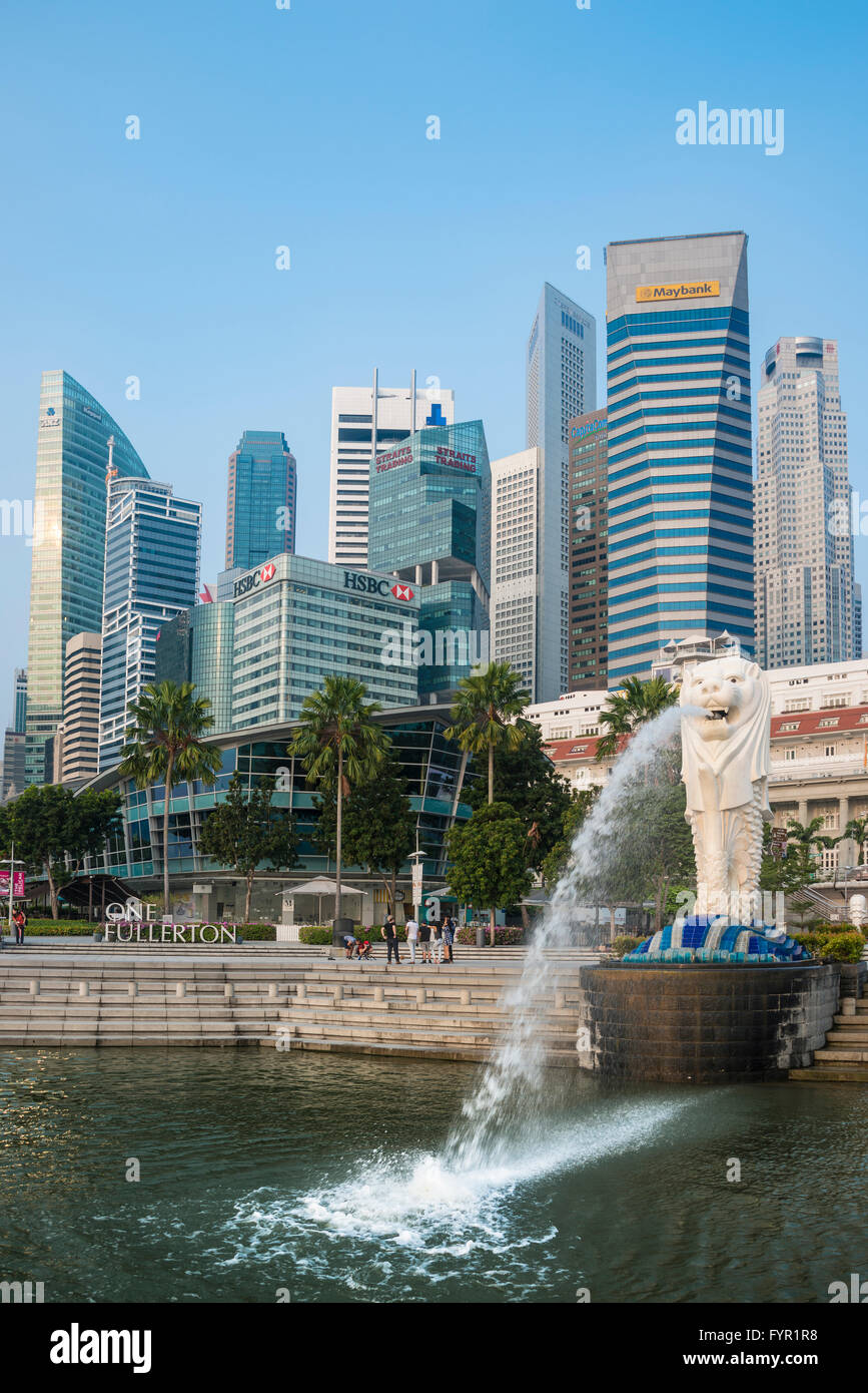 Merlion, icona della città, il Parco Merlion, il centro cittadino, il quartiere finanziario dietro, grattacieli, Singapore Foto Stock