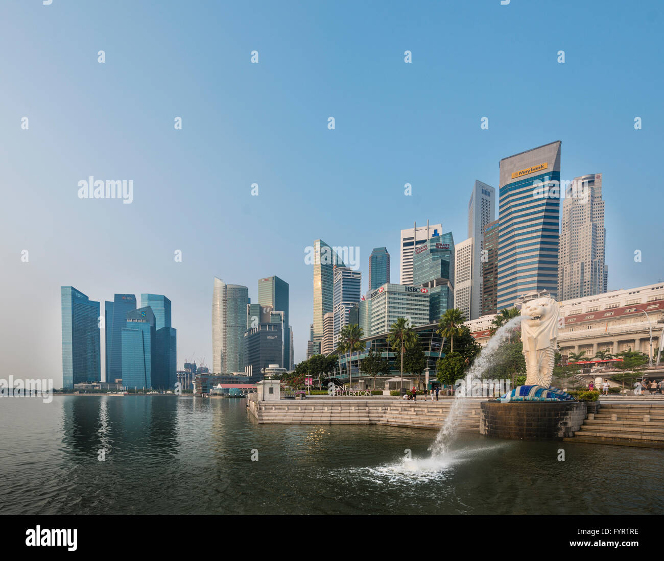 Merlion, icona della città, il Parco Merlion, il centro cittadino, il quartiere finanziario dietro, grattacieli, Singapore Foto Stock