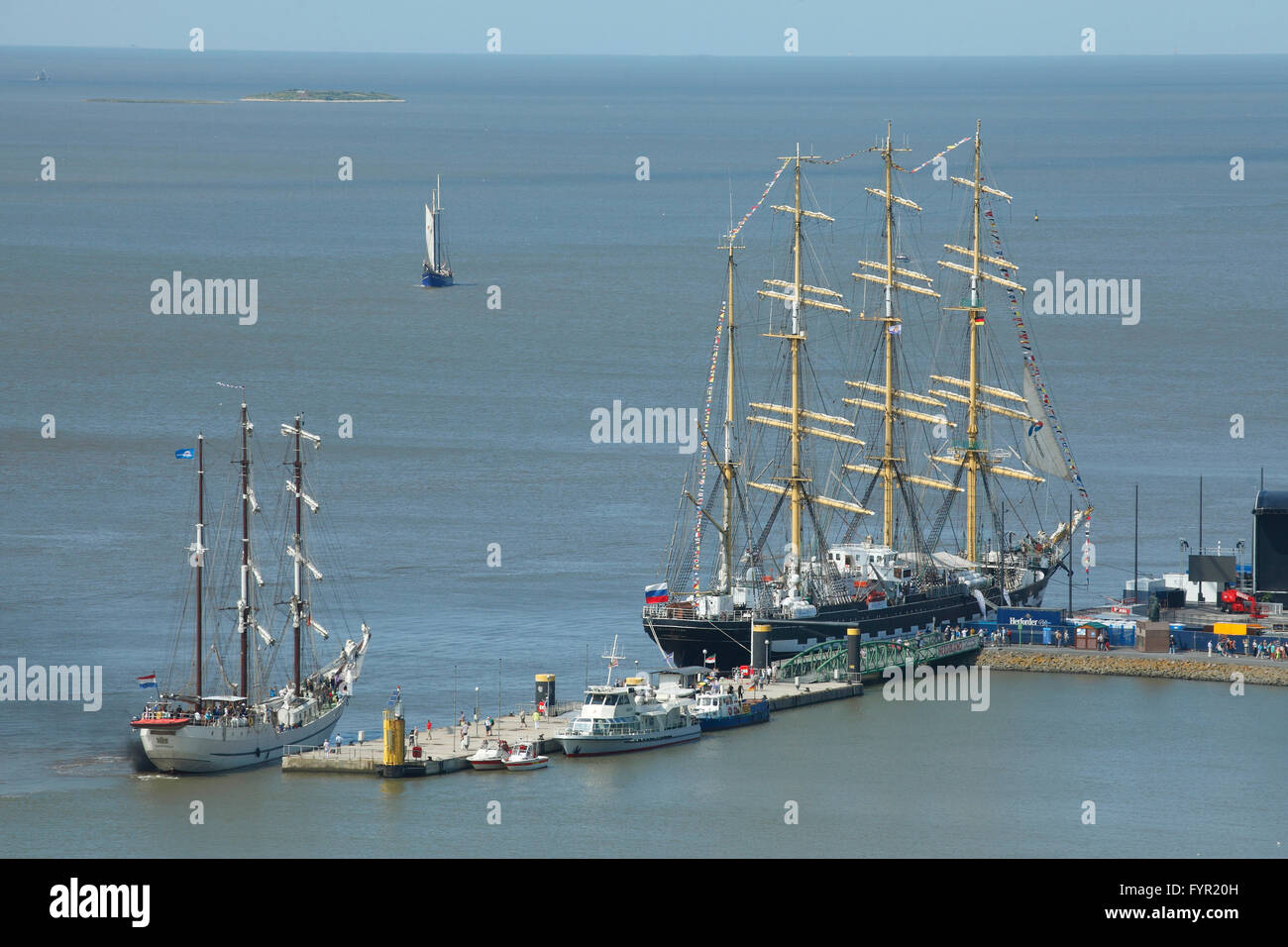 Pier con la nave a vela sul Weser, Festival Sail 2015 vista dalla torre del radar, Bremerhaven, Brema, Germania Foto Stock