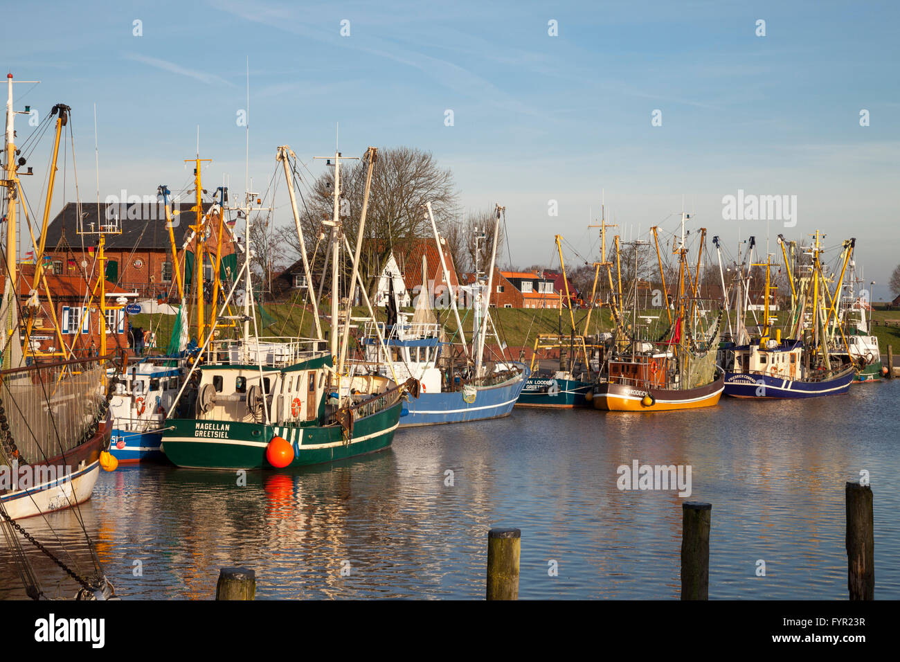 Barche da pesca in porto, Greetsiel, Leybucht, Krummhörn, Frisia orientale, Bassa Sassonia, Germania Foto Stock