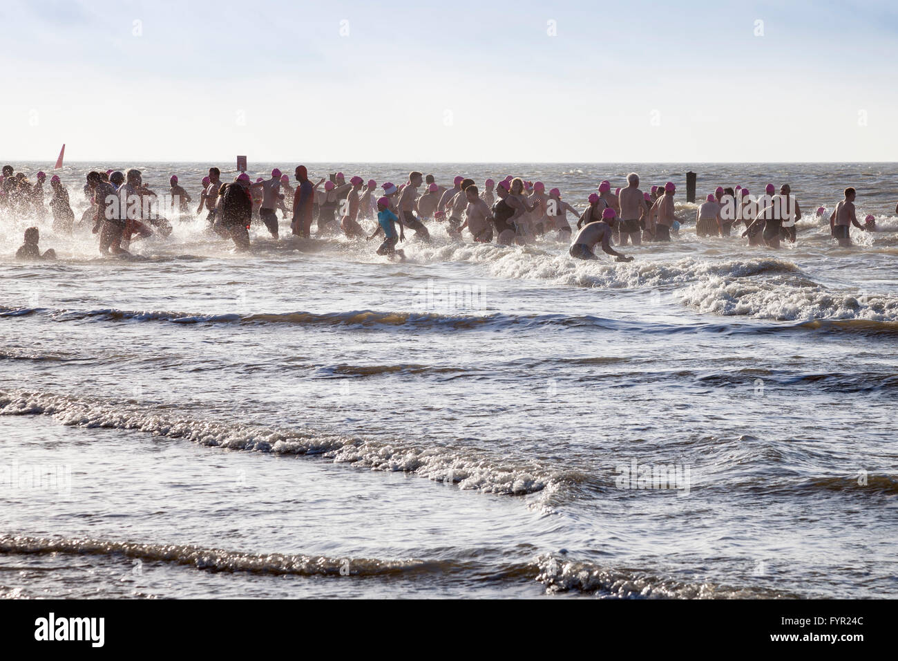 Il tradizionale 'Anbaden', il primo tuffo dell'anno in mare il 1 gennaio sulla spiaggia Weststrand, Norderney, Est Isole Frisone Foto Stock