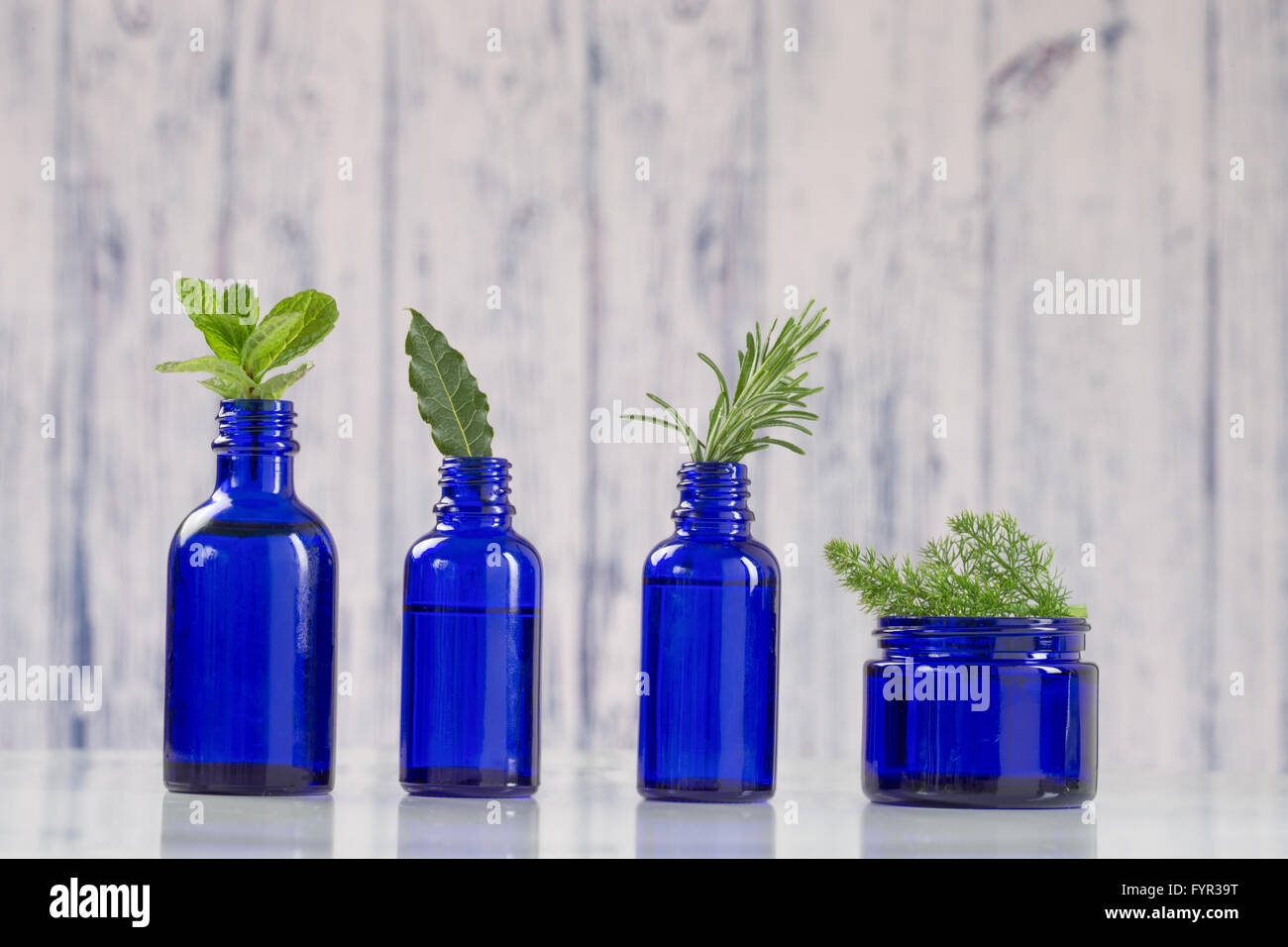 Varie aromatico olio essenziale in bottiglia blu Foto Stock