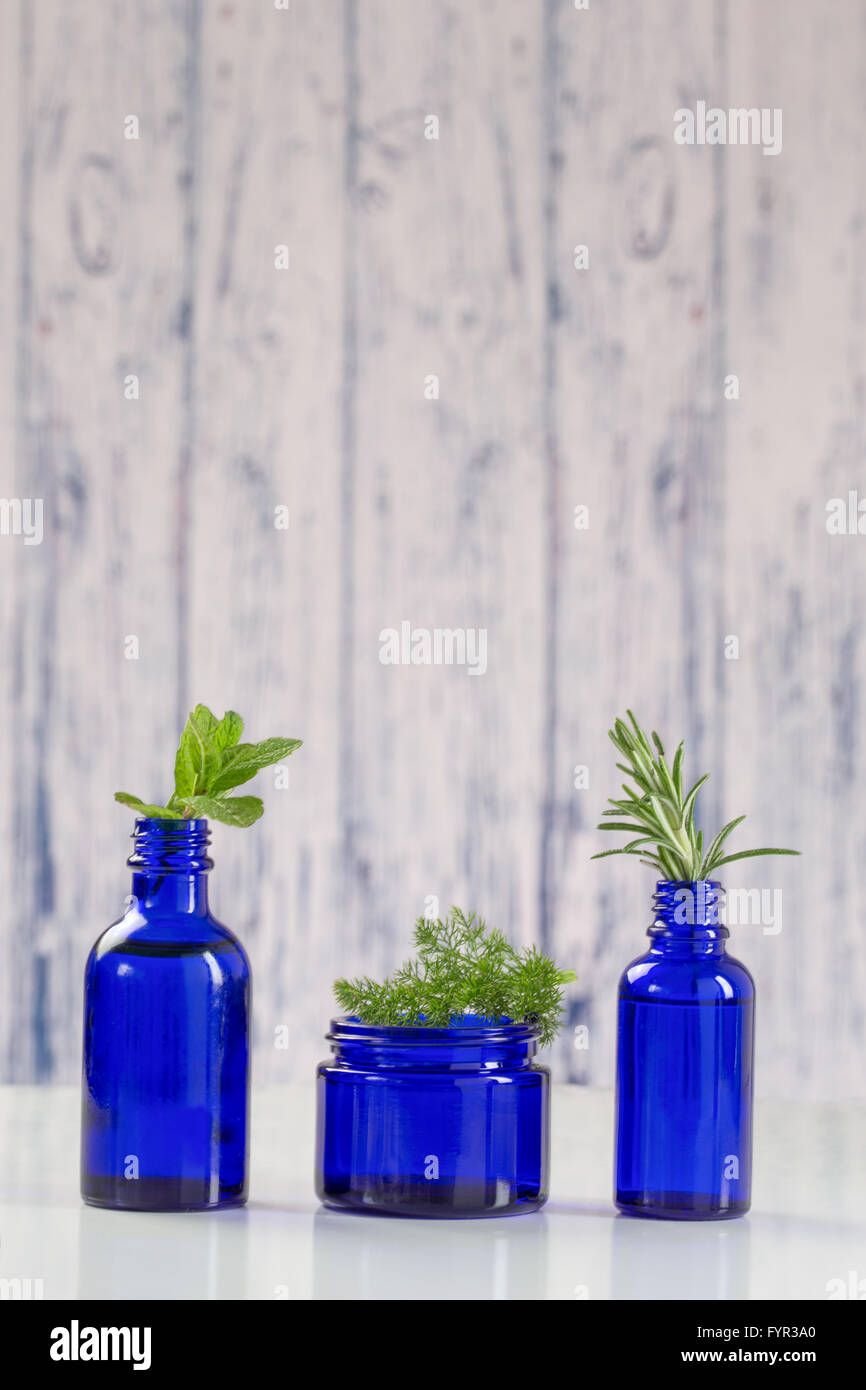 Varie aromatico olio essenziale in bottiglia blu Foto Stock