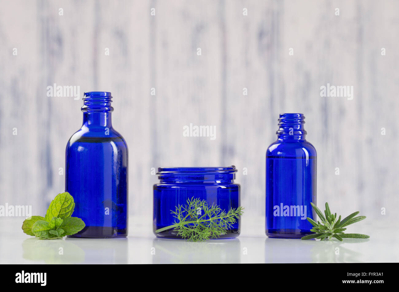Varie aromatico olio essenziale in bottiglia blu Foto Stock