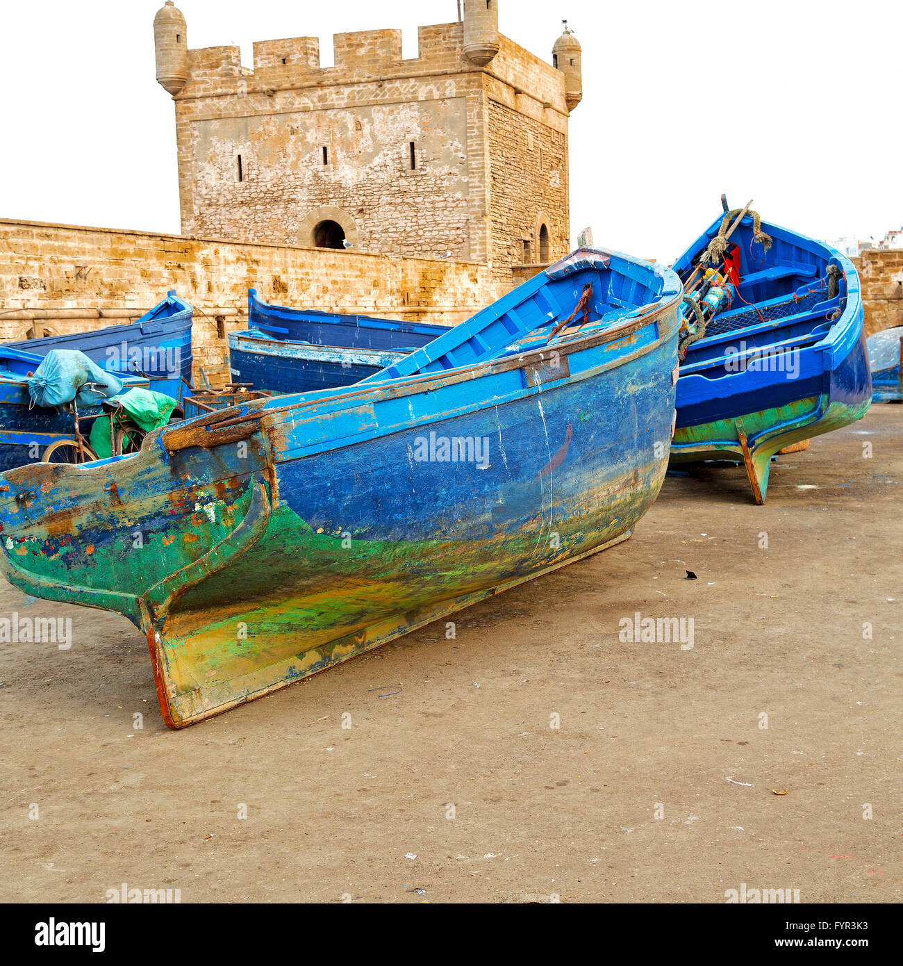 Barca e mare in africa marocco vecchio castello di mattoni marrone sky Foto Stock