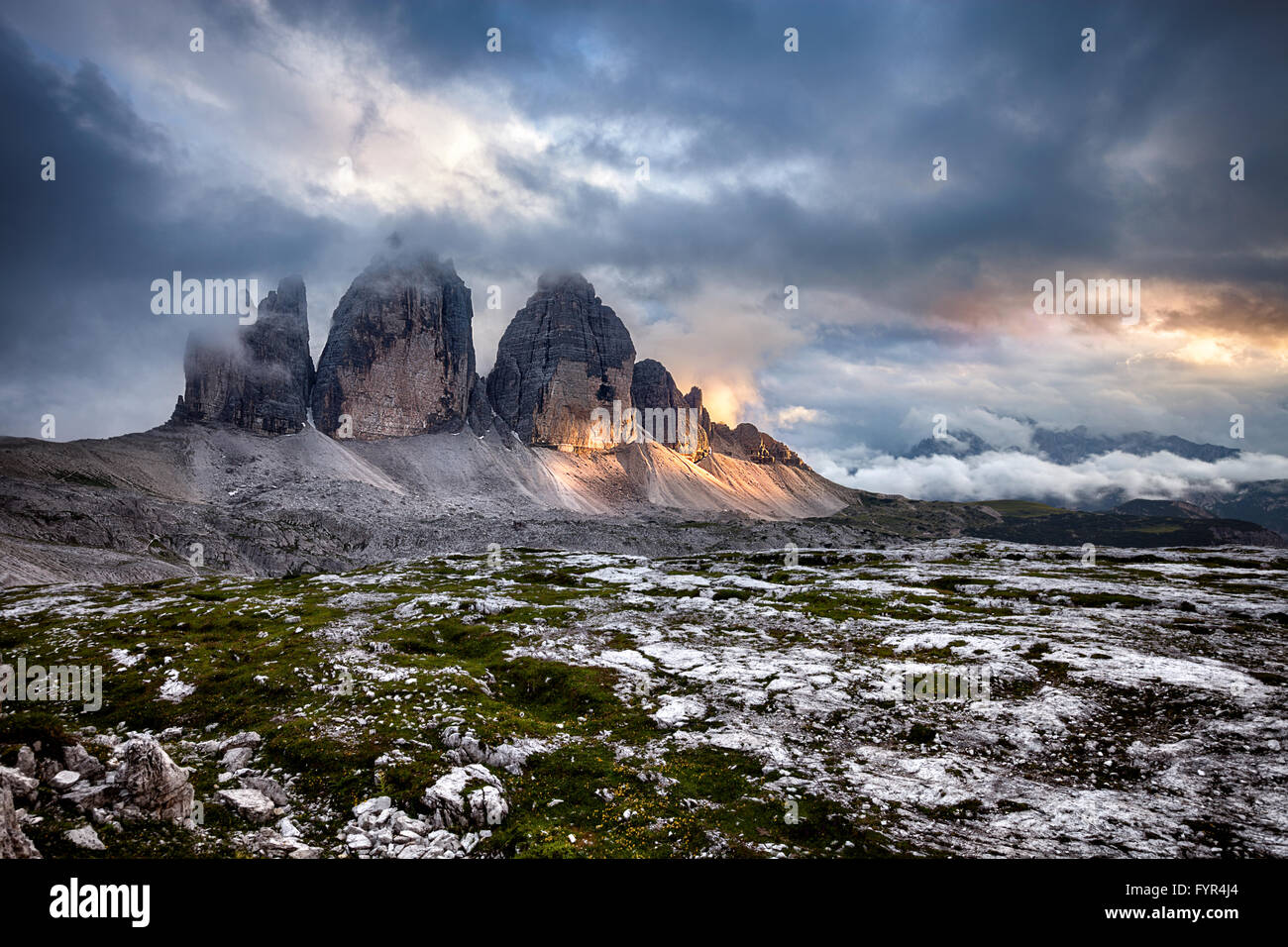 Tre Cime a NUVOLOSO TRAMONTO Foto Stock