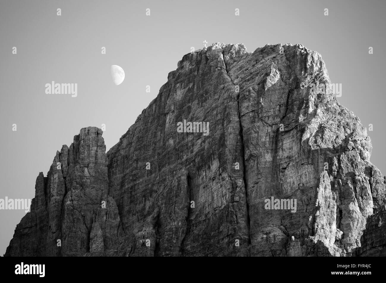 Immagine in bianco e nero di luna nelle Dolomiti Foto Stock