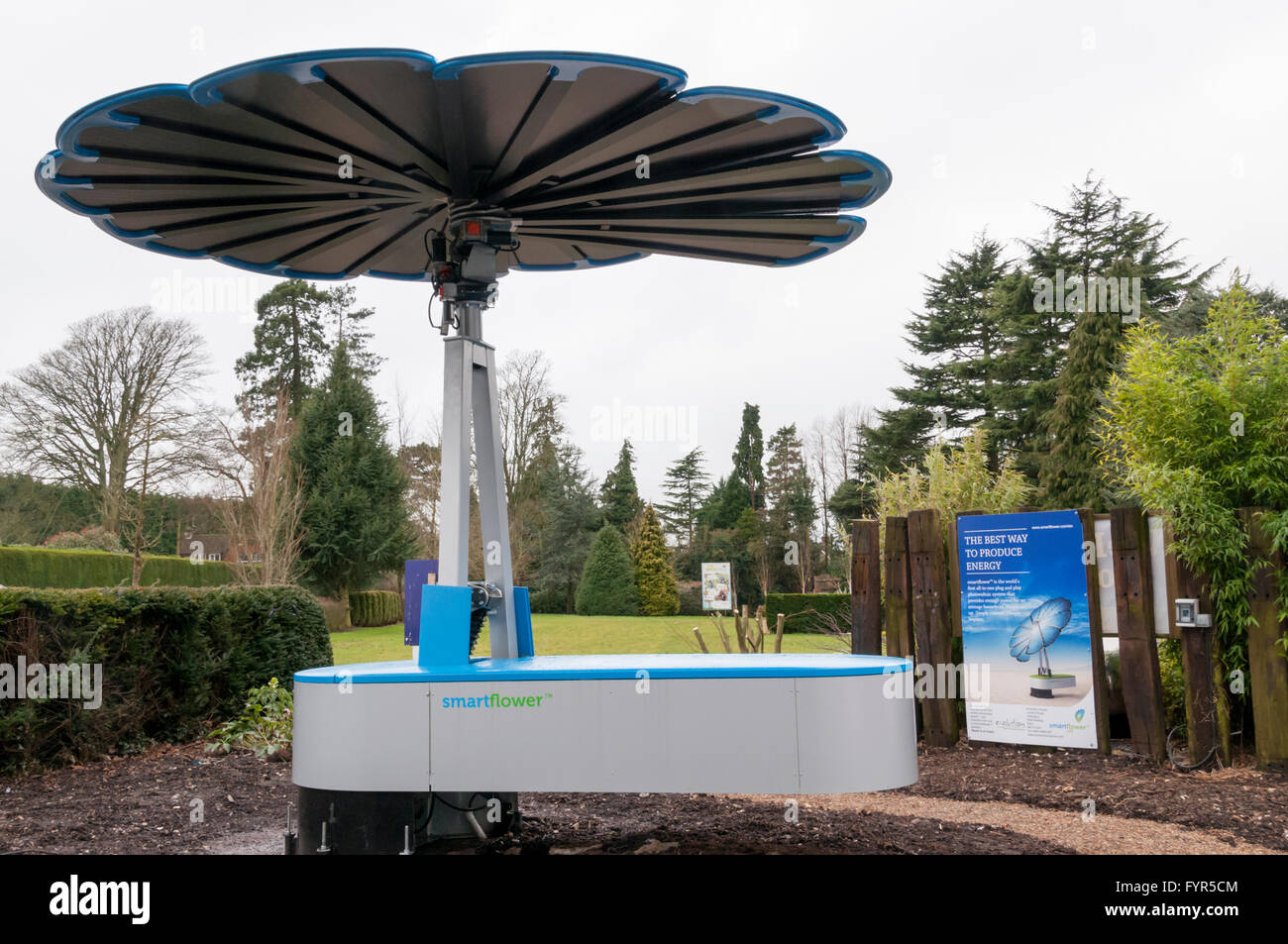 Smartflower è descritto dai produttori come il primo al mondo tutto-in-uno plug and play sistema fotovoltaico. Foto Stock