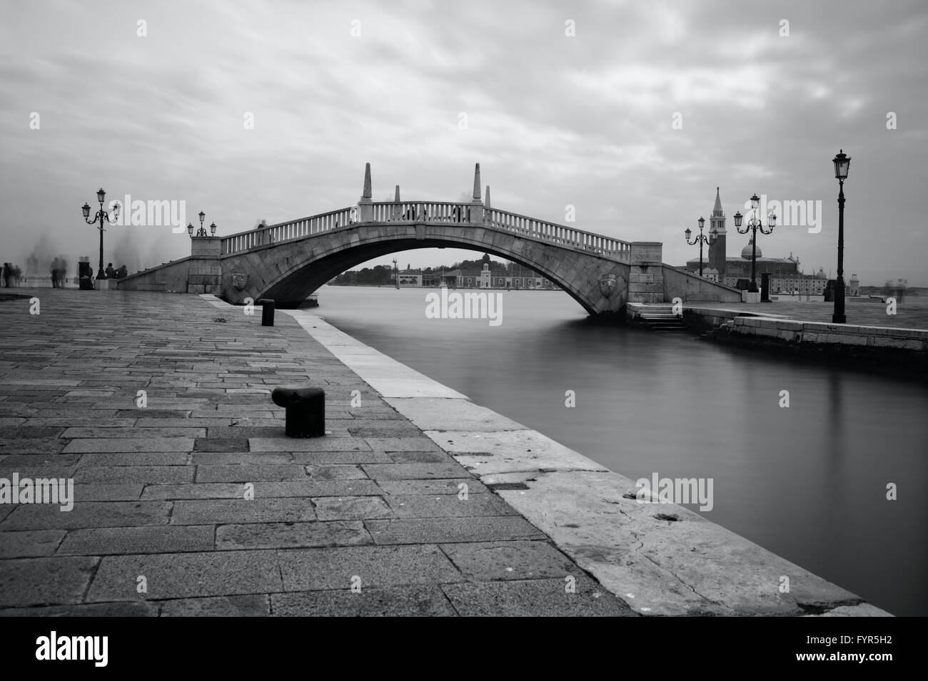 Foto in bianco e nero venezia canal Foto Stock