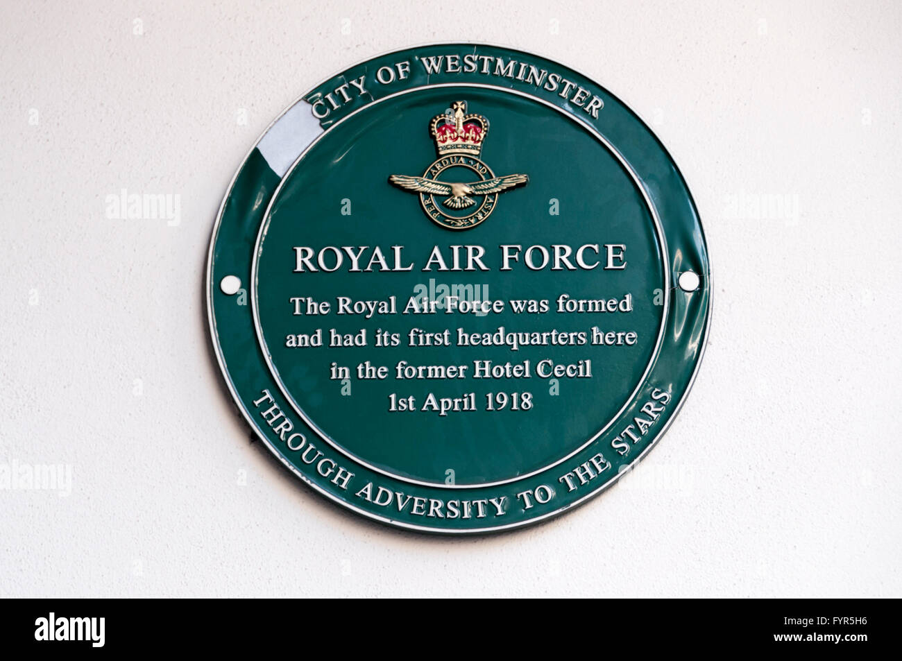 Una lapide commemorativa sul Royal Air Force la prima sede in 1918 in un requisite hotel in The Strand, Londra. Foto Stock