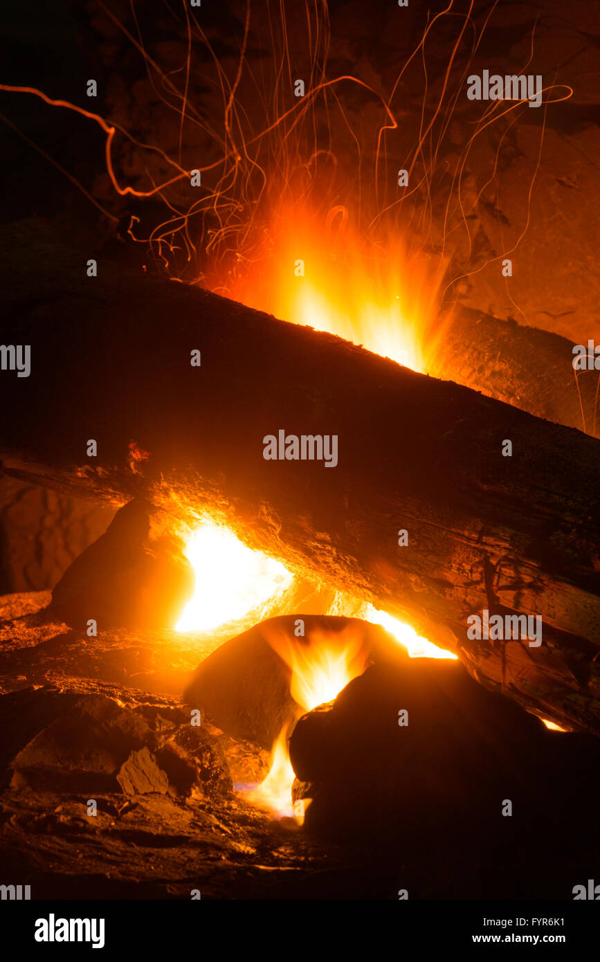 Notte campo di fuoco sulla spiaggia, isola di Sakhalin, Russia. Foto Stock