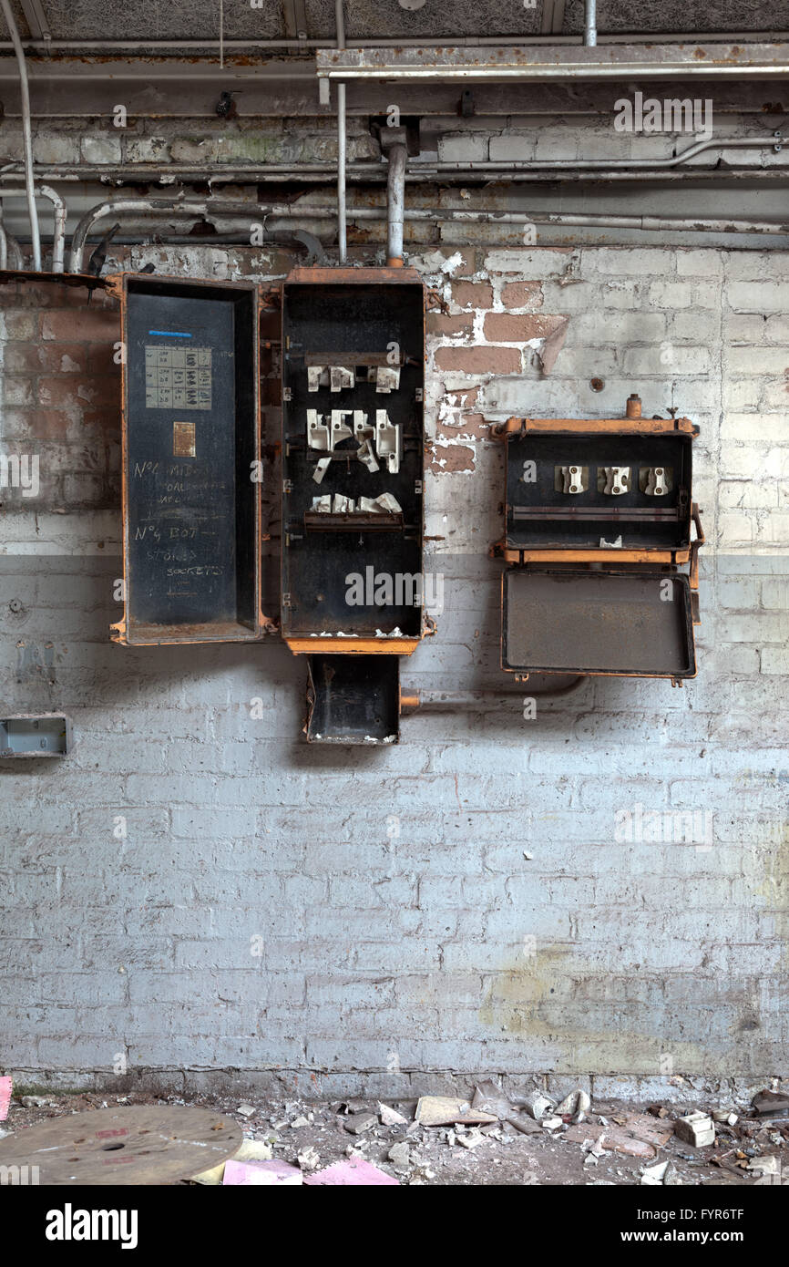 Interruttore elettrico scatole in un edificio abbandonato Foto Stock