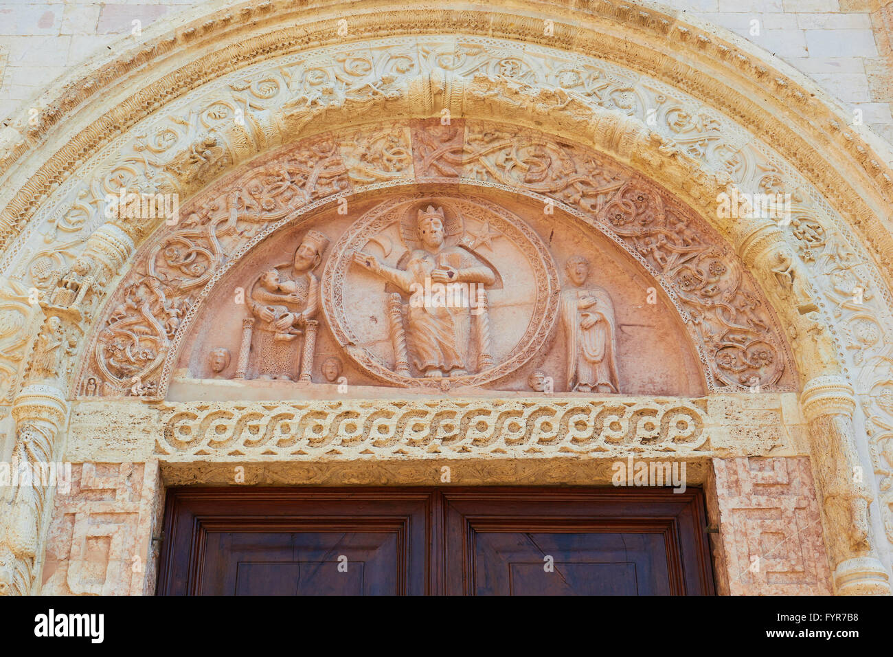 Sculture decorative sopra porta alla Cattedrale di Assisi Umbria Italia Europa Foto Stock