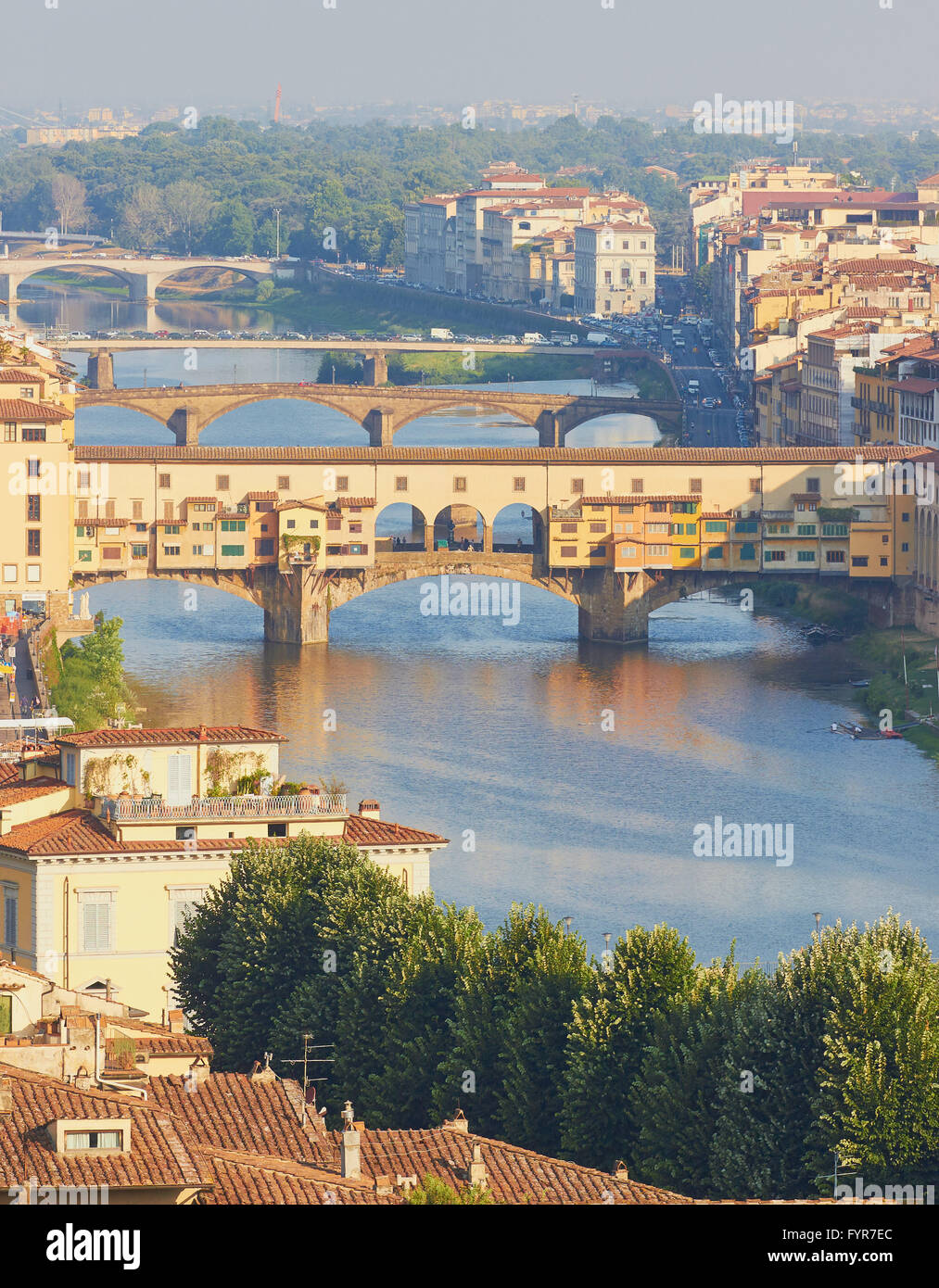 Ponte Vecchio e dal fiume Arno Firenze Toscana Italia Europa Foto Stock