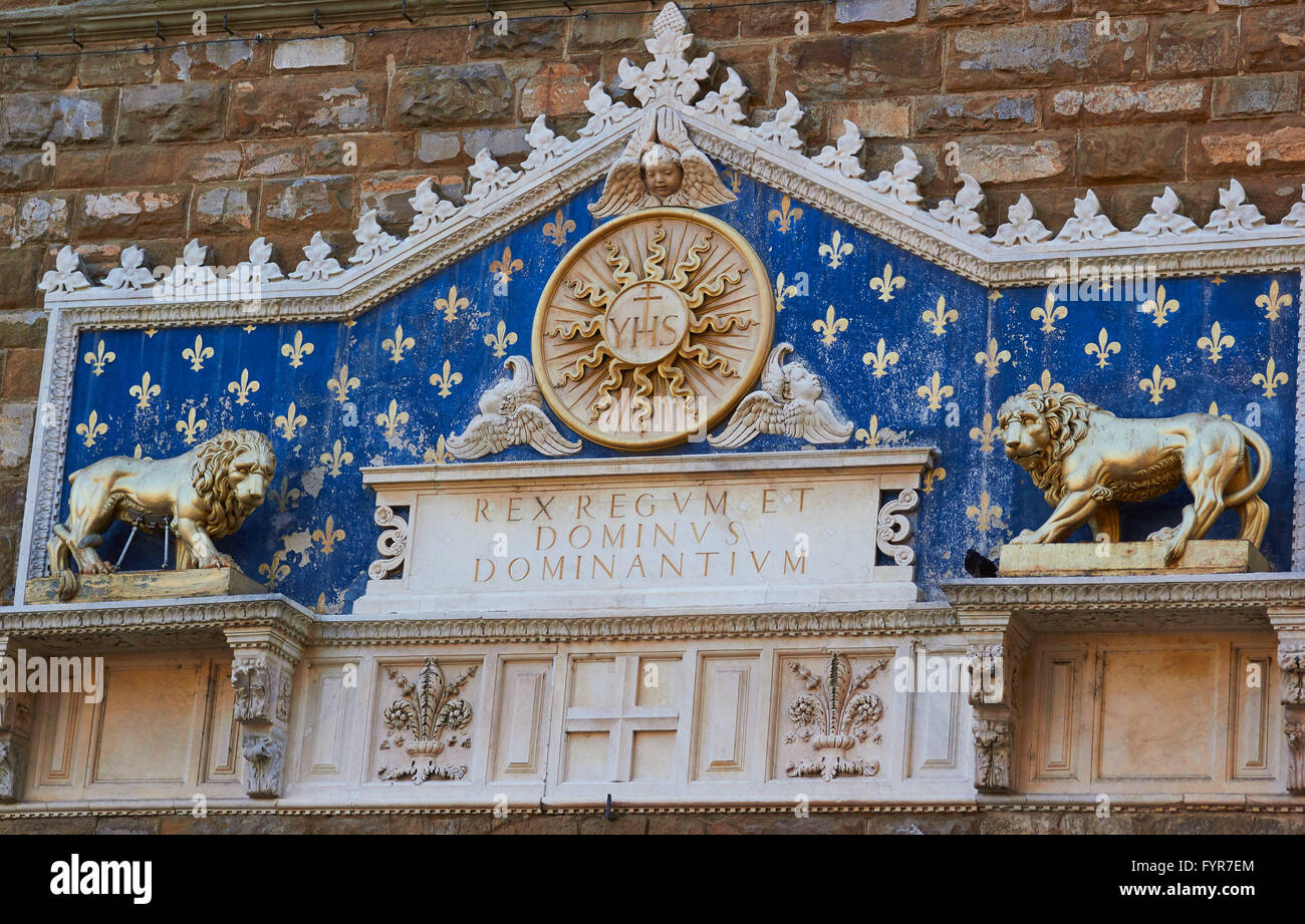 Frontespizio stemma araldico e leoni dorato (1528) esterno di Palazzo Vecchio di Piazza della Signoria a Firenze Toscana Italia Foto Stock