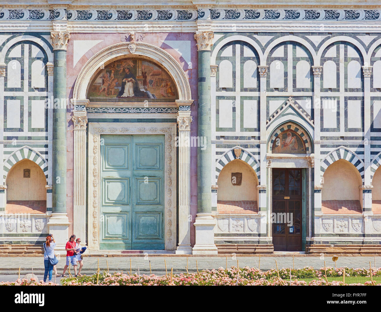 Dettaglio decorativo sulla facciata del XV secolo la basilica di Santa Maria Novella a Firenze Toscana Italia Europa Foto Stock