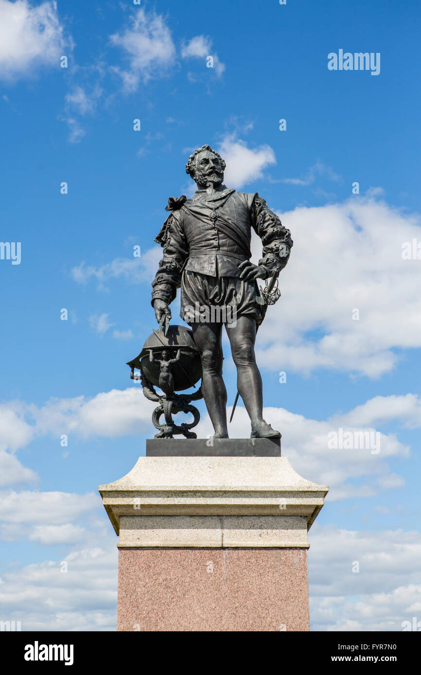 Il bianco e il rosso dipinto striata faro con il cielo blu e il cloud al sole. Foto Stock