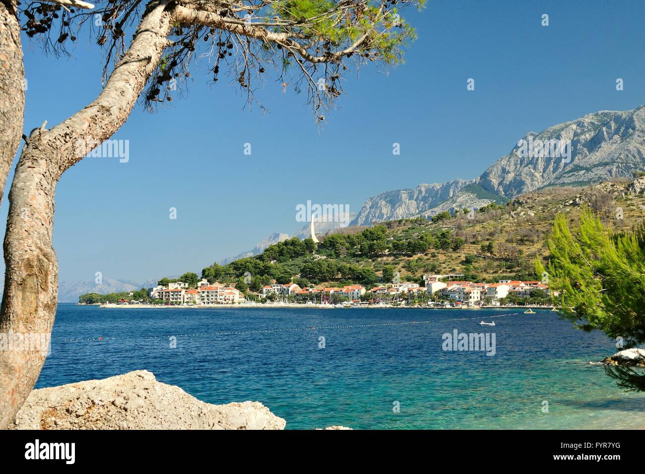 Mare adriatico a podgora in Croazia con il monumento di gabbiano ali e monte Biokovo in background Foto Stock