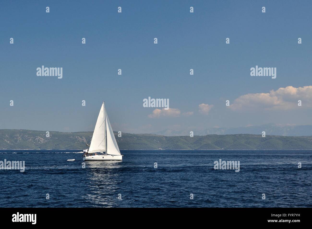 Bianco solo in barca su open blu del mare adriatico. Croazia. L'immagine orizzontale Foto Stock