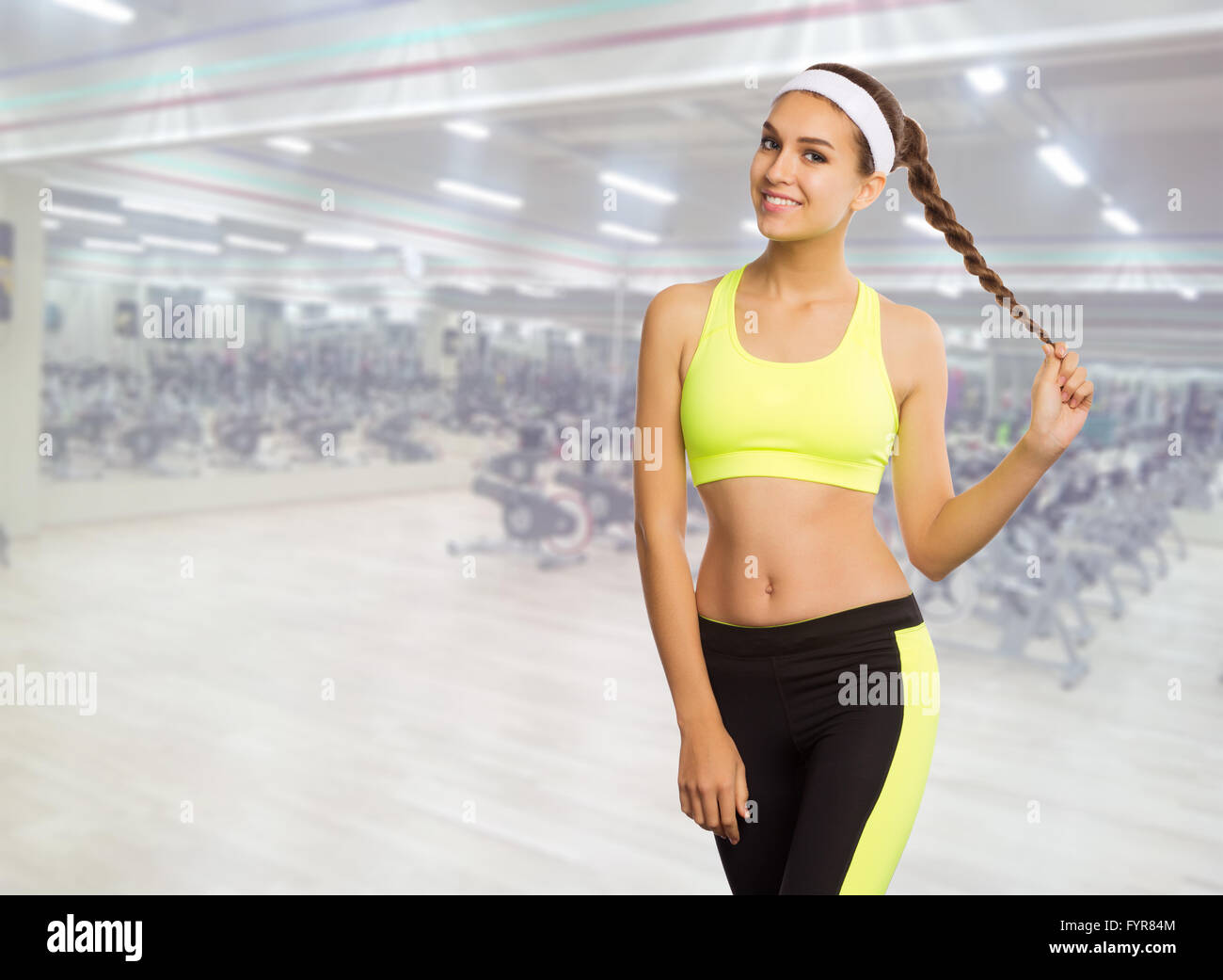 Giovane ragazza sportiva nel fitness club Foto Stock