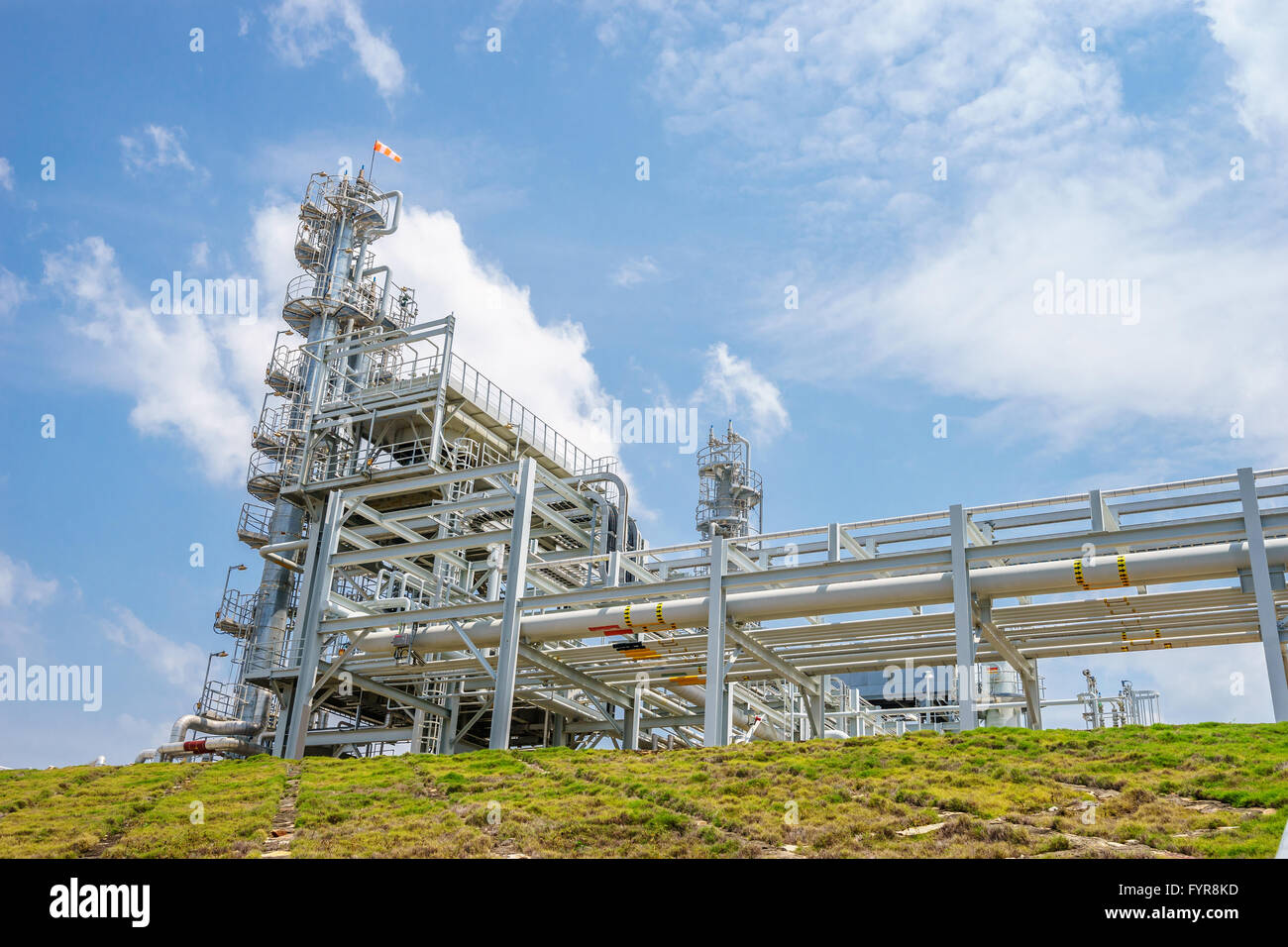 Attrezzature,pipeline e serbatoio di olio impianto di raffineria Foto Stock