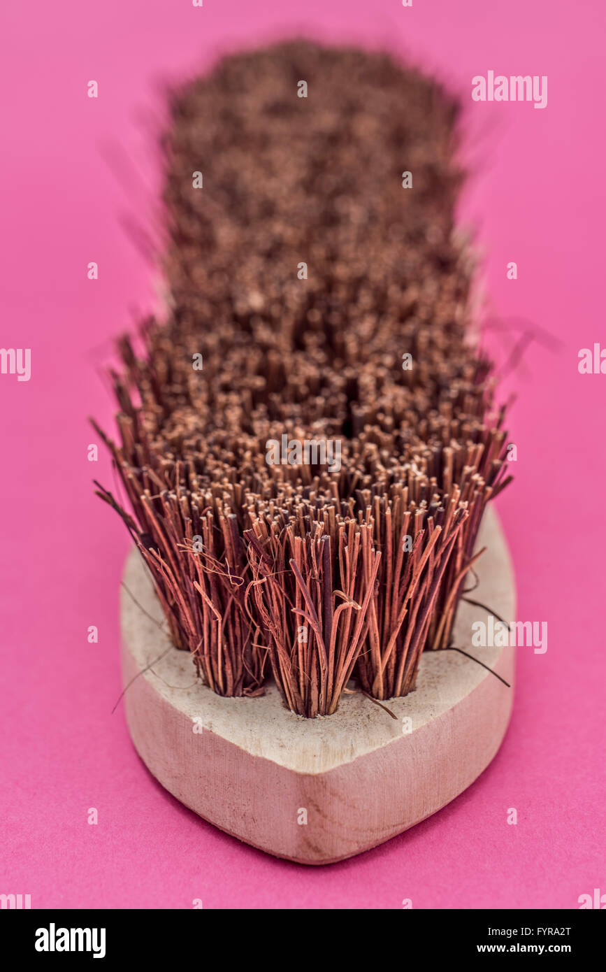 Tradizionale in legno spazzola di lavaggio su sfondo rosa Foto Stock
