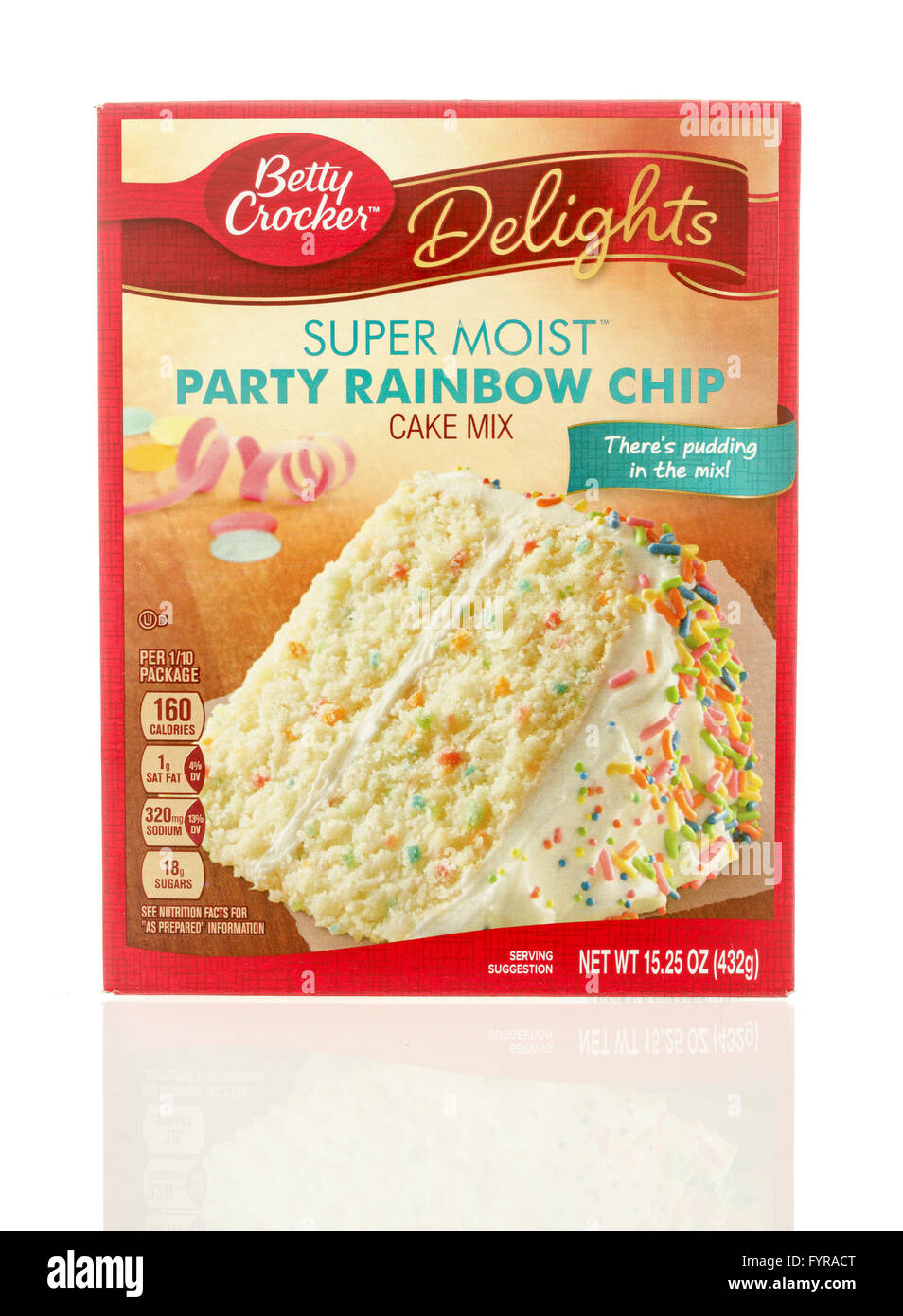 Winneconne, WI - 6 DIC 2015: casella di super torta umida si mescolano in parte arcobaleno sapore di chip in una nuova casella. Foto Stock