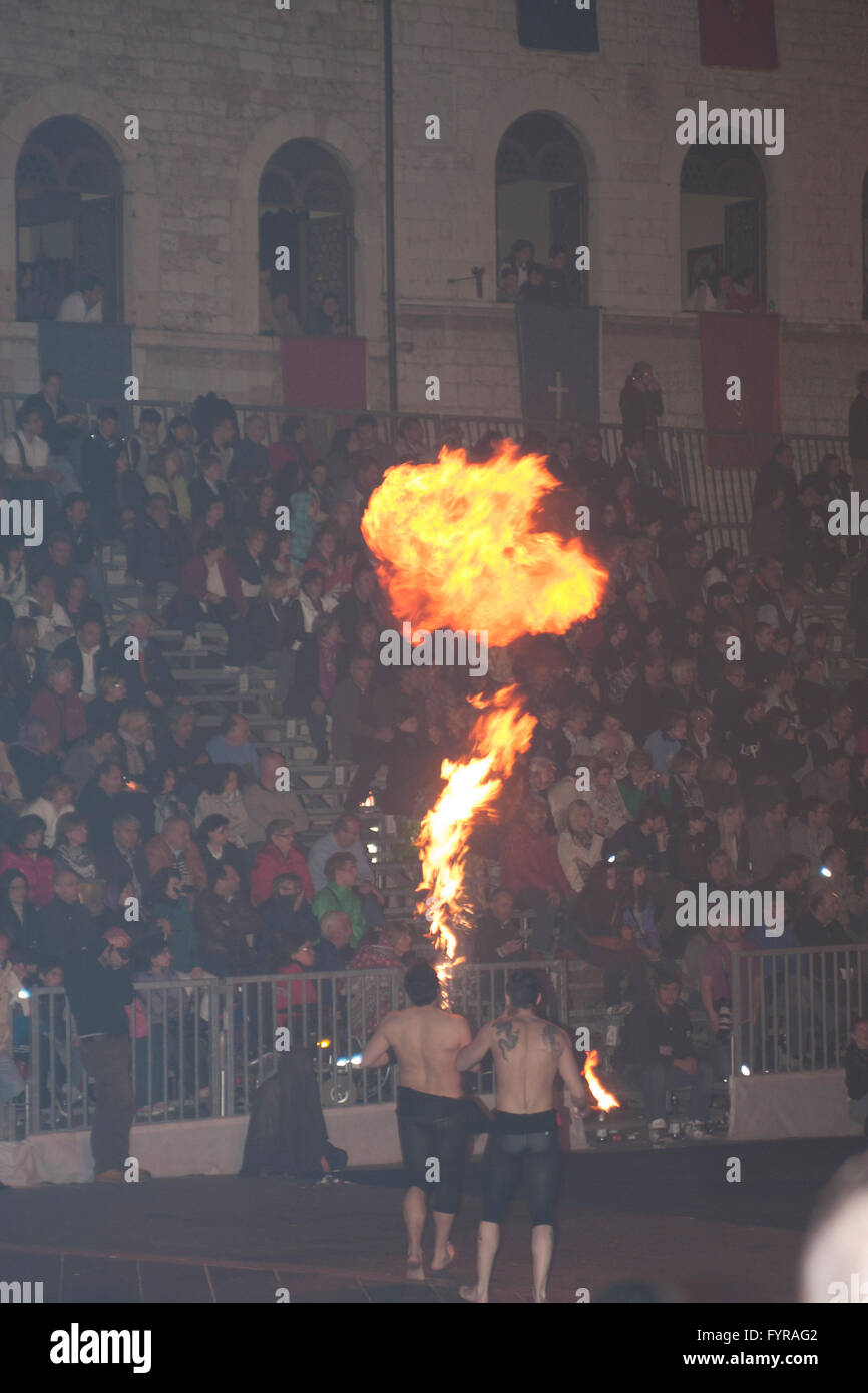 Mangiatori di fuoco nel tradizionale Calendimaggio di Assisi, Umbria Italia Foto Stock